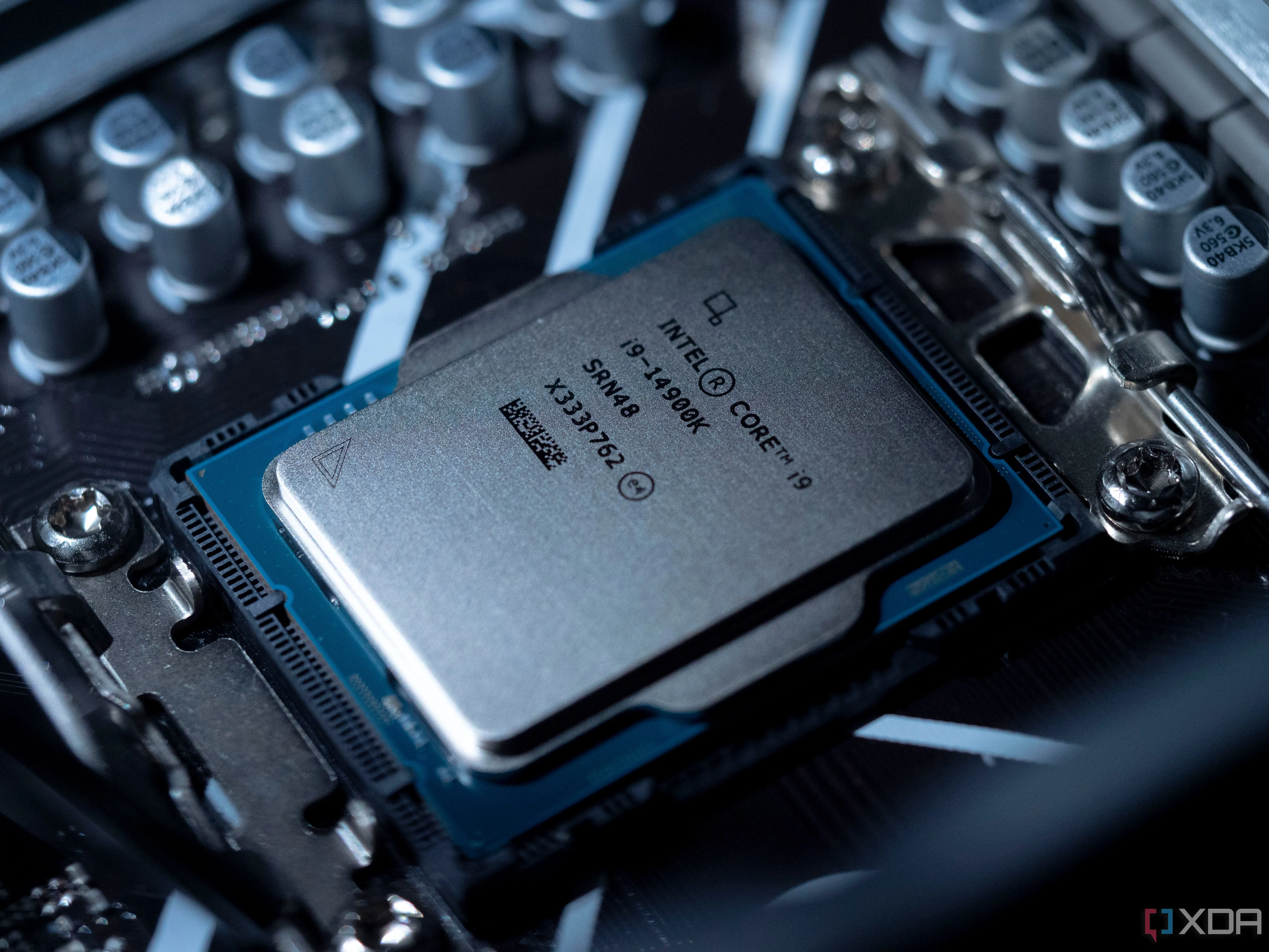 CPU Intel Core i9 14900K trên bo mạch chủ, biểu tượng của các linh kiện có cơ chế bảo vệ ép xung tốt hơn