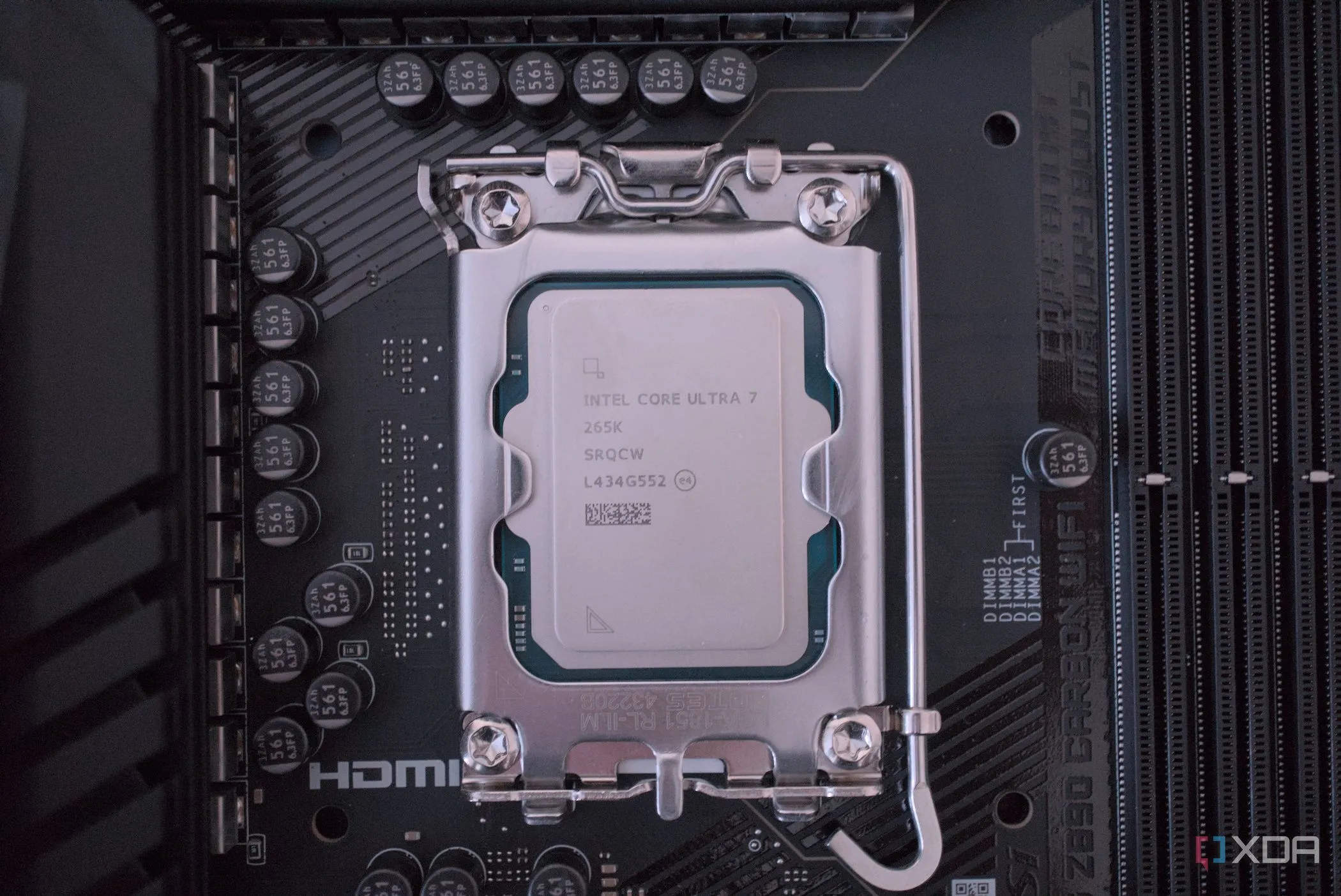 CPU Intel Core Ultra 7 265K được lắp đặt trên mainboard, minh họa việc tối ưu hiệu suất qua BIOS