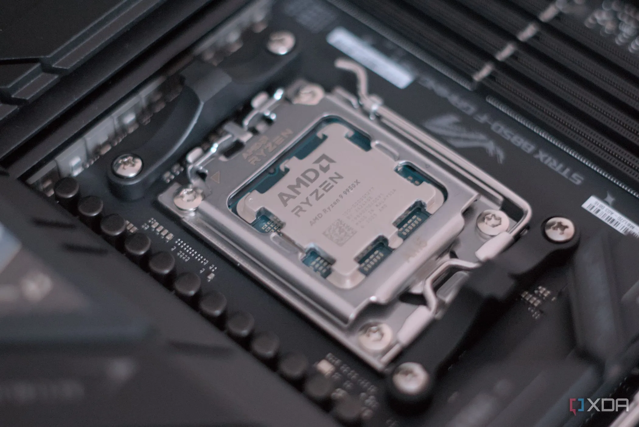 CPU Intel hoặc AMD đang hoạt động được lắp đặt trên bo mạch chủ, minh họa cho việc hiển thị thông số tốc độ bộ xử lý trên Windows