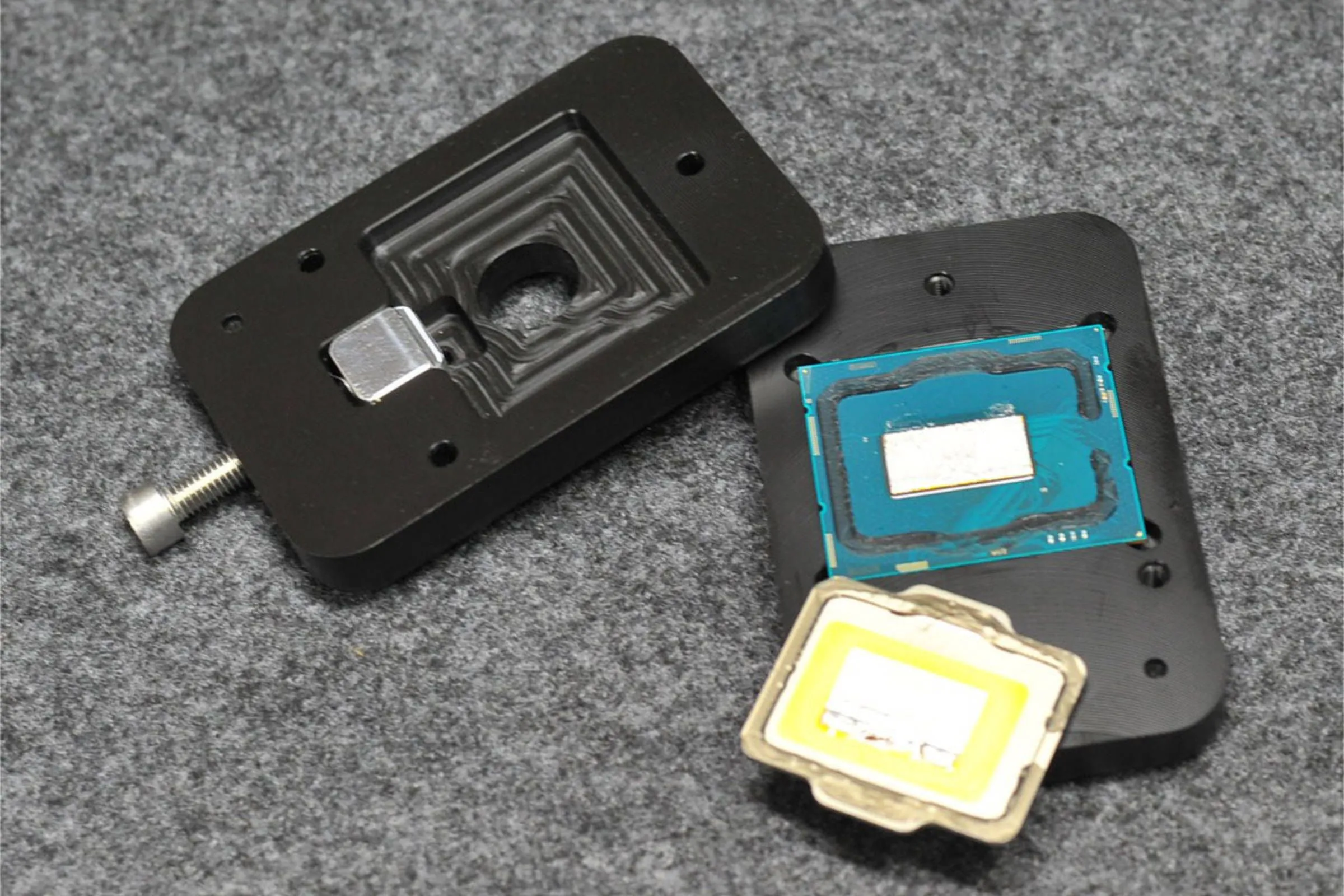 CPU Intel thế hệ 12 đã được delid để lộ phần die bên trong
