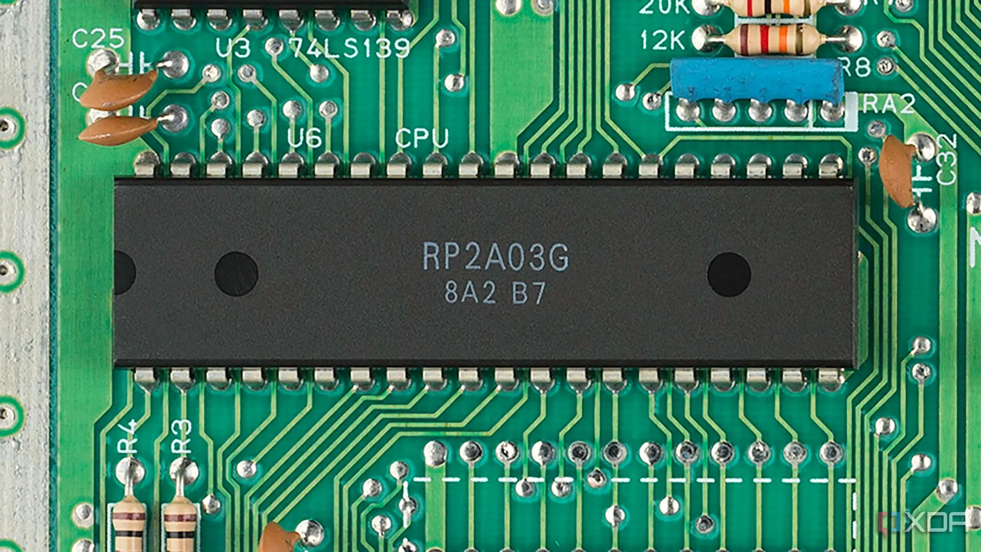 CPU Ricoh 6502 trên bảng mạch Nintendo NES Mk1
