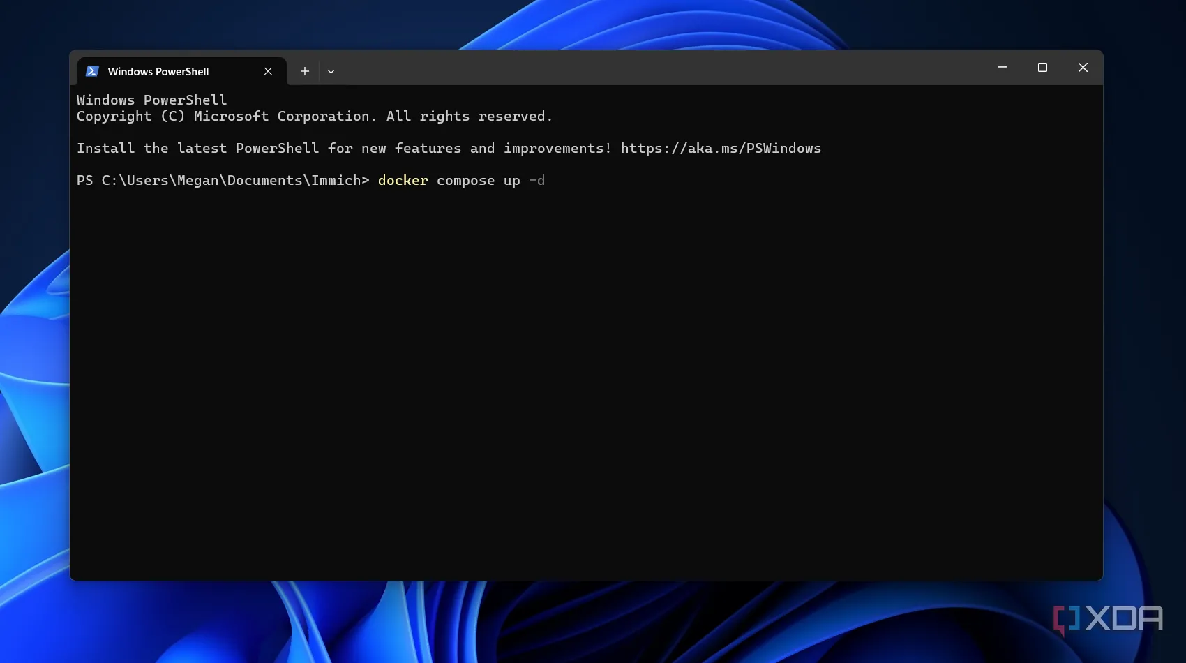 Cửa sổ Windows PowerShell hiển thị lệnh Docker Compose up để khởi chạy các ứng dụng đa container