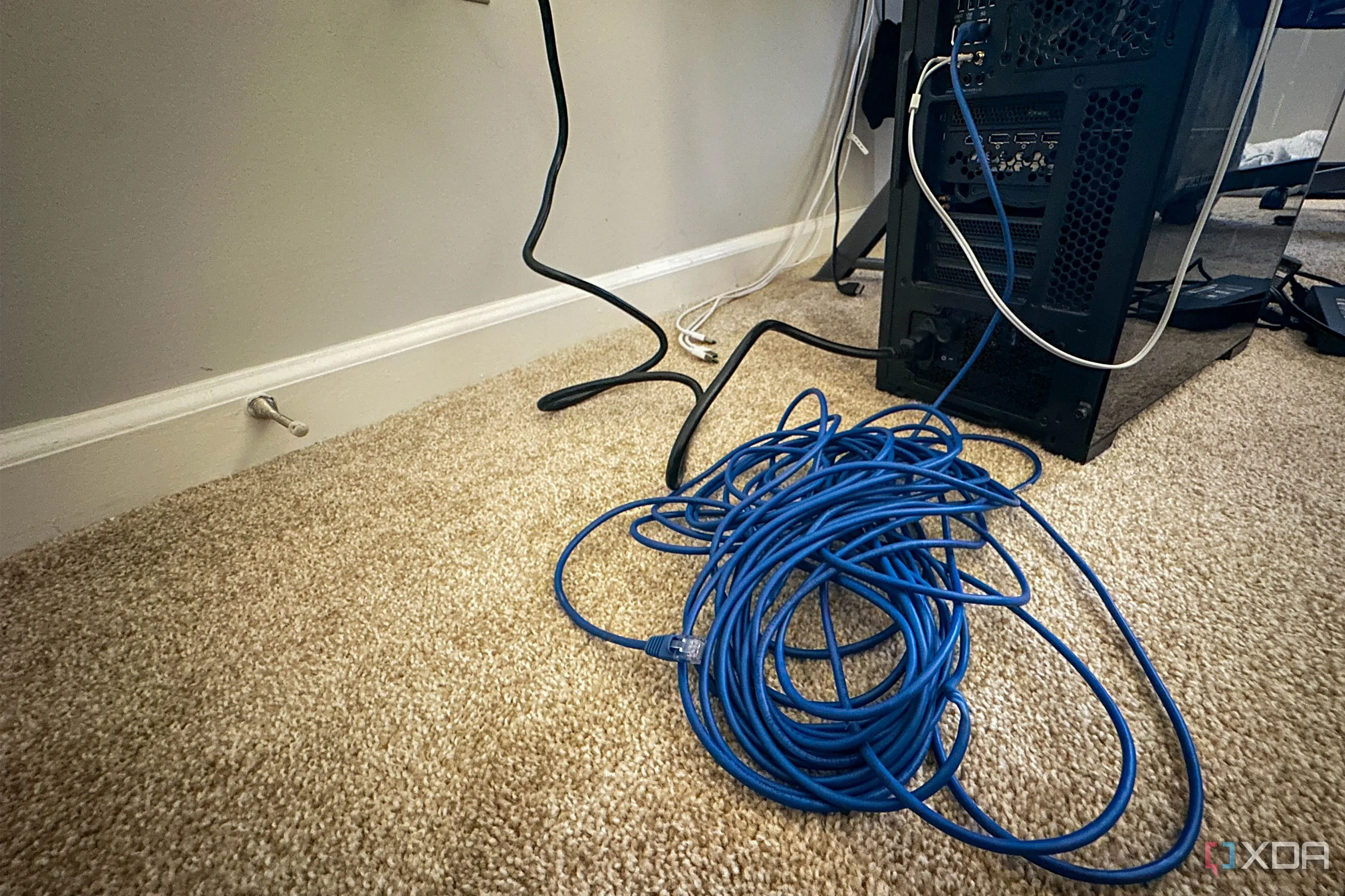 Cuộn cáp Ethernet màu xanh dương dài cho thấy khả năng kết nối linh hoạt trong các thiết lập mạng gia đình và văn phòng