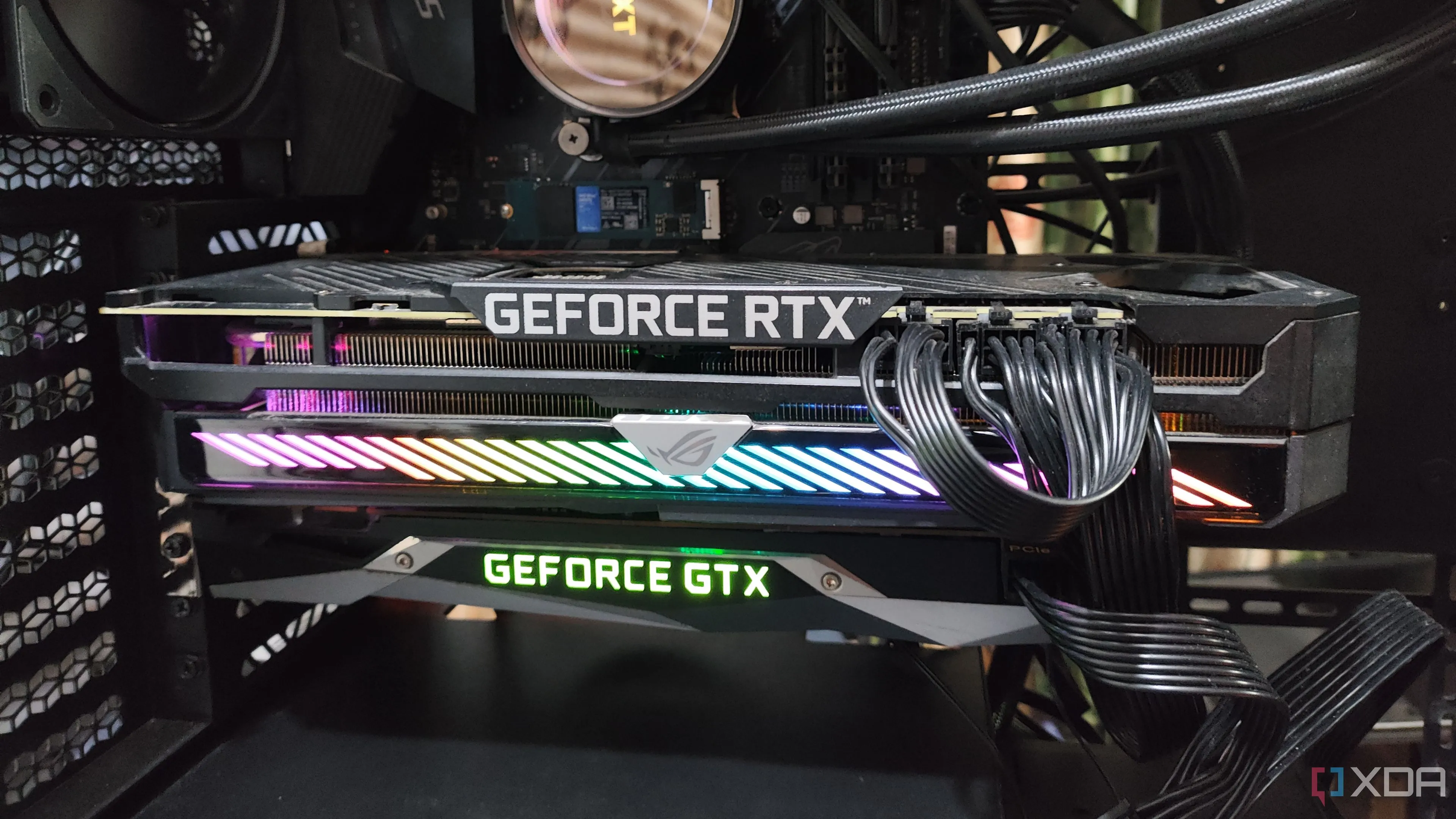 Dàn máy tính chơi game hiệu năng cao với thiết lập dual GPU, minh họa cho khoản đầu tư ban đầu vào nền tảng gaming.