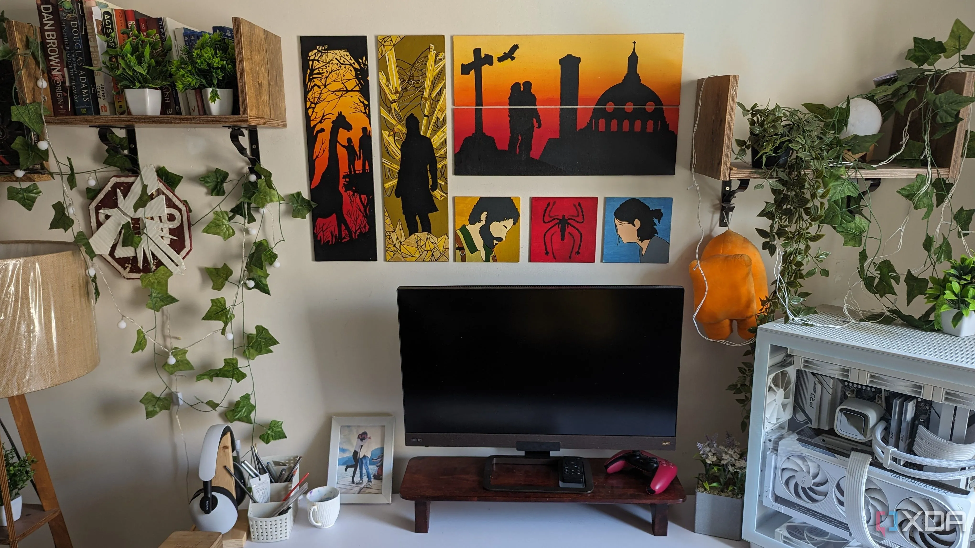Dàn máy tính chơi game (PC gaming setup) hiện đại với màn hình lớn và các phụ kiện trang trí, minh họa sự cạnh tranh với console.