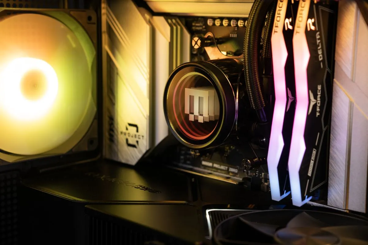 Dây cáp được quản lý gọn gàng phía sau mainboard của PC, thể hiện các cổng kết nối quạt tản nhiệt