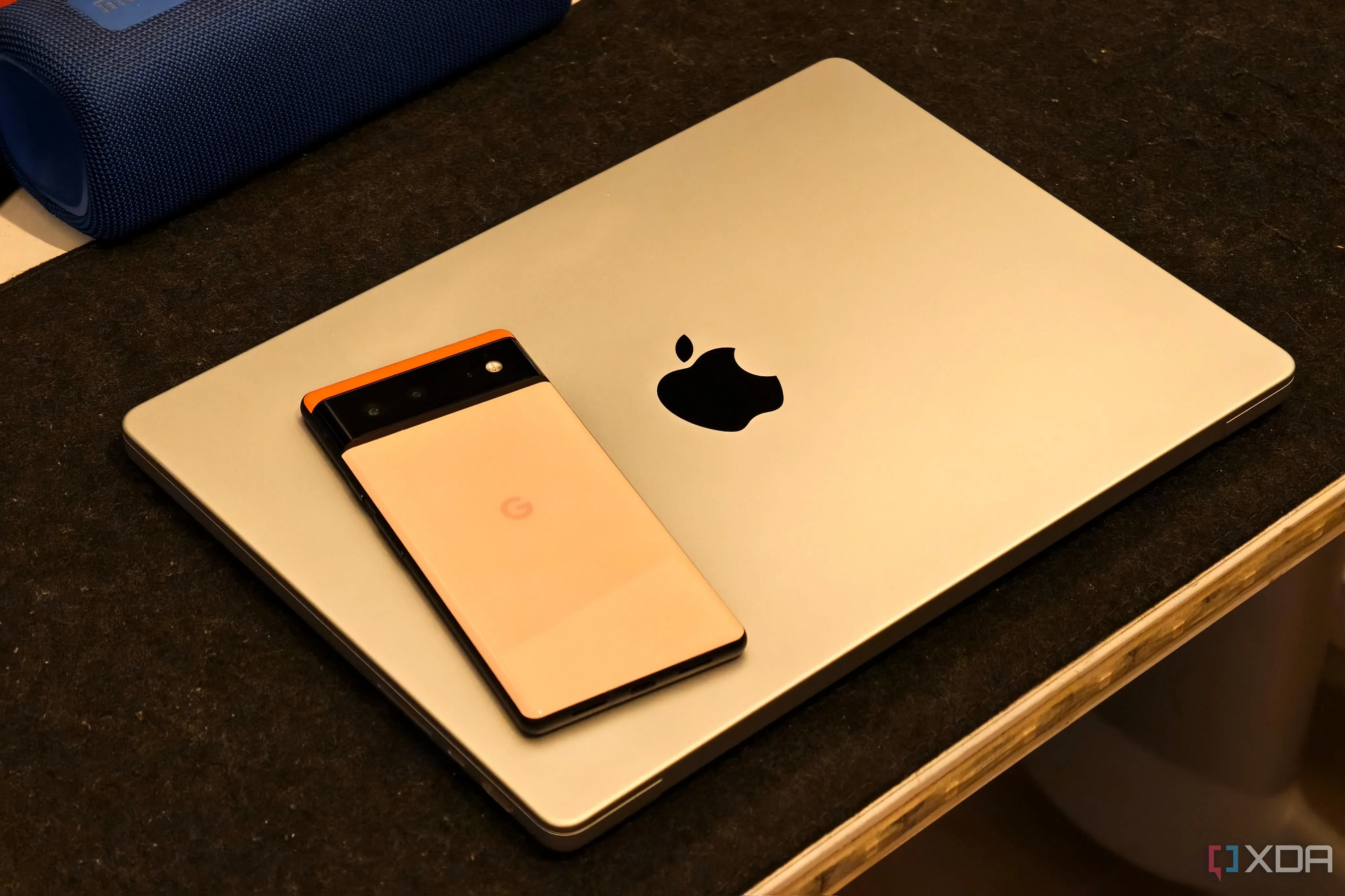 Điện thoại Android đặt trên MacBook, tượng trưng cho sự kết nối hệ sinh thái đa nền tảng