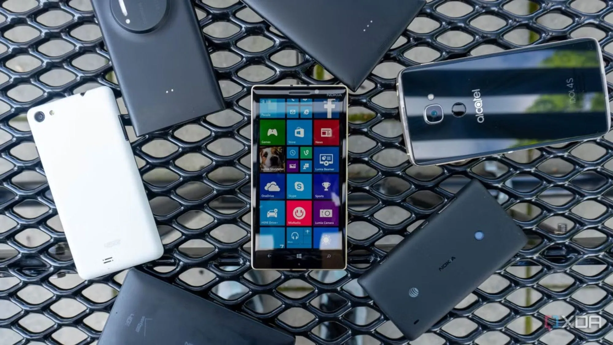 Điện thoại Nokia Lumia chạy hệ điều hành Windows Phone với giao diện Live Tiles độc đáo