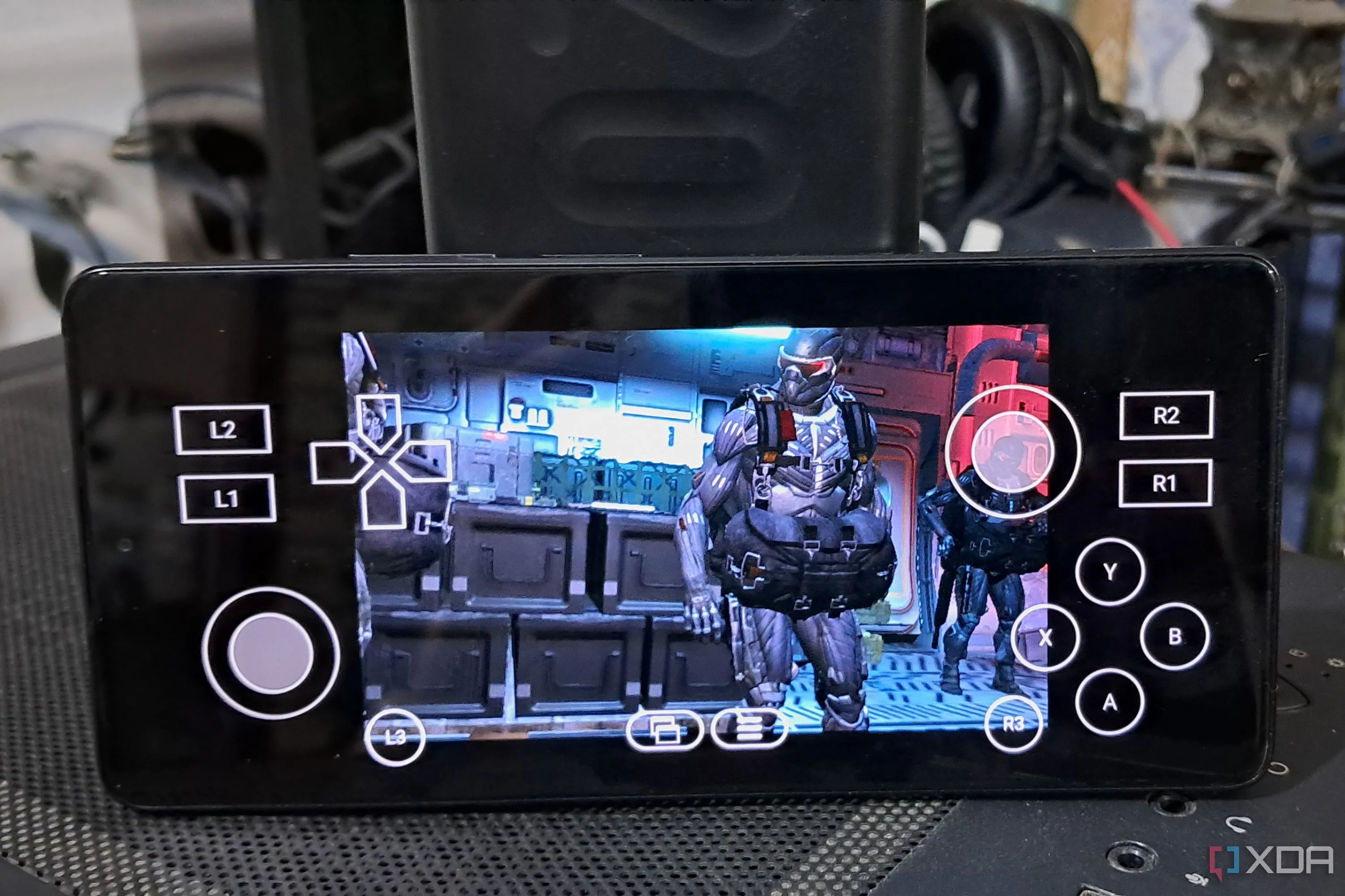 Điện thoại Poco F5 đang chạy tựa game PC Crysis thông qua trình giả lập Winlator trên nền tảng Android.