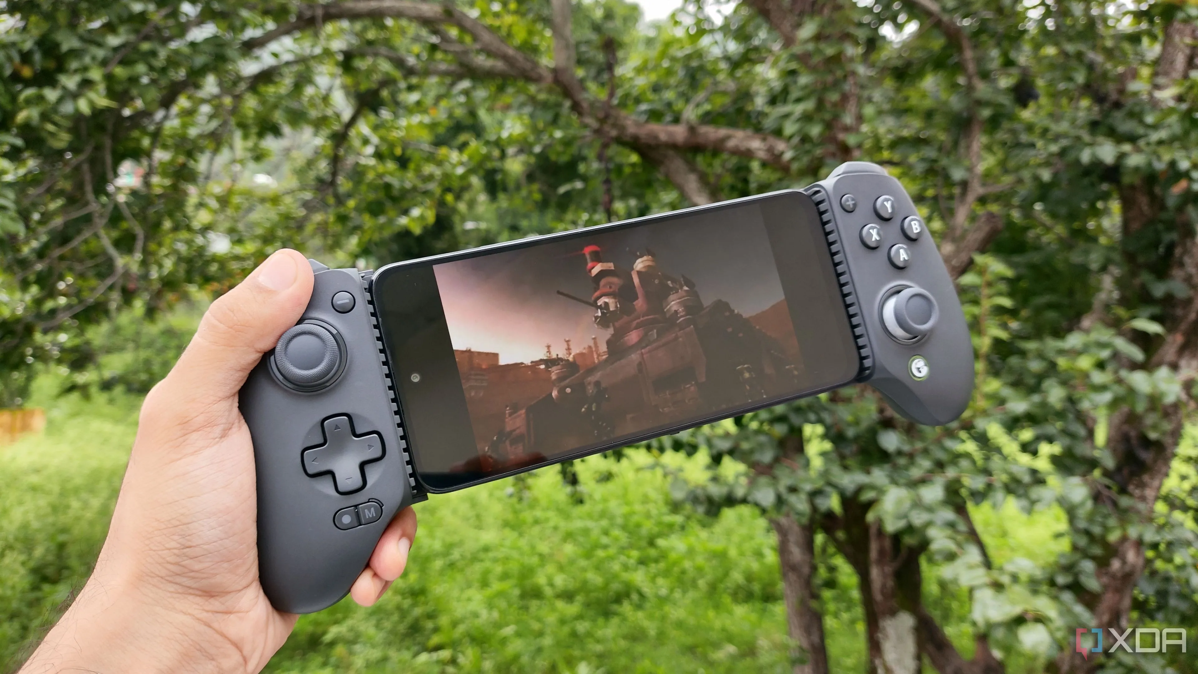 Điện thoại Poco M6 Pro chạy Metal Gear Solid: Peace Walker qua PPSSPP với bộ điều khiển GameSir Galileo G8+