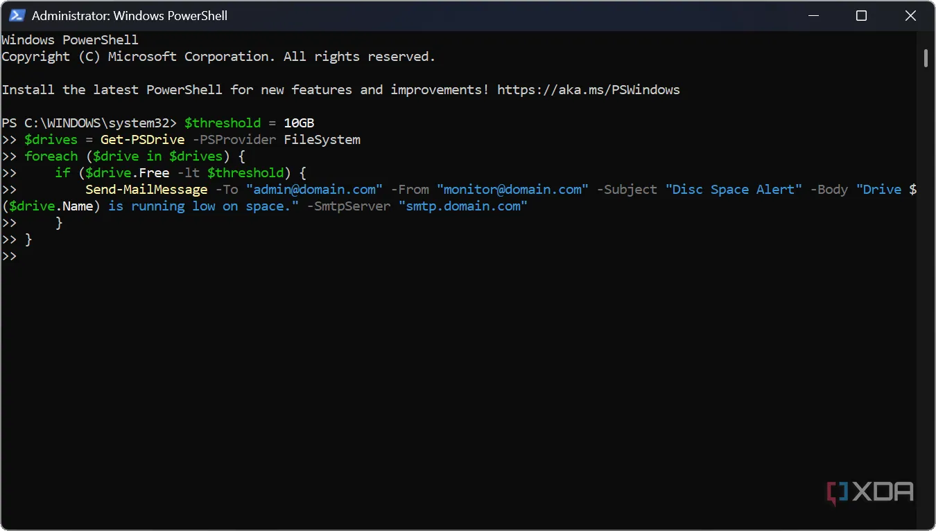 Đoạn mã PowerShell hiển thị cách giám sát dung lượng ổ đĩa và gửi cảnh báo khi sắp đầy, giúp tự động hóa quá trình bảo trì hệ thống