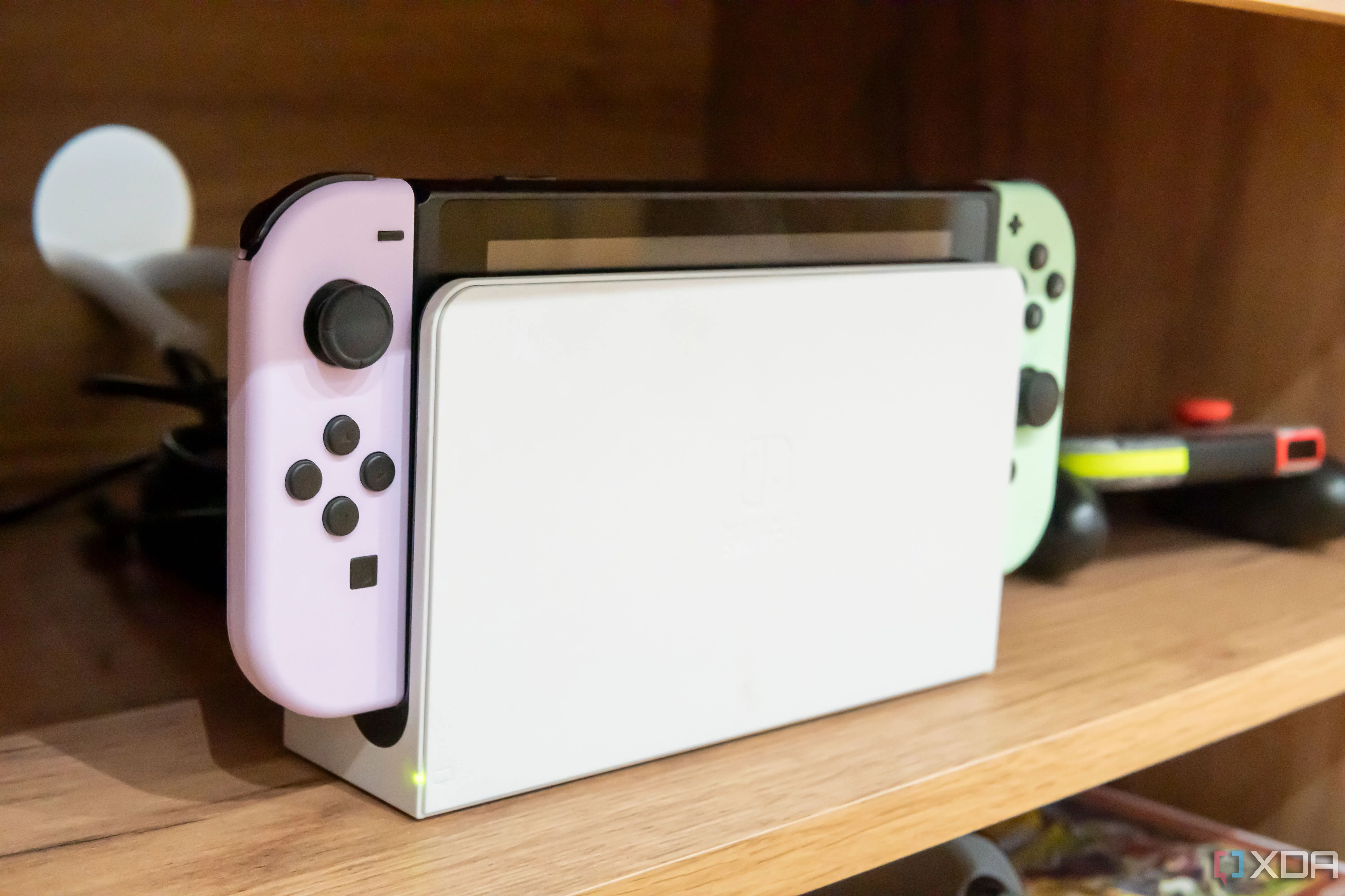Dock sạc của Nintendo Switch, sẵn sàng cho trải nghiệm Hades 2 trên hệ máy cầm tay