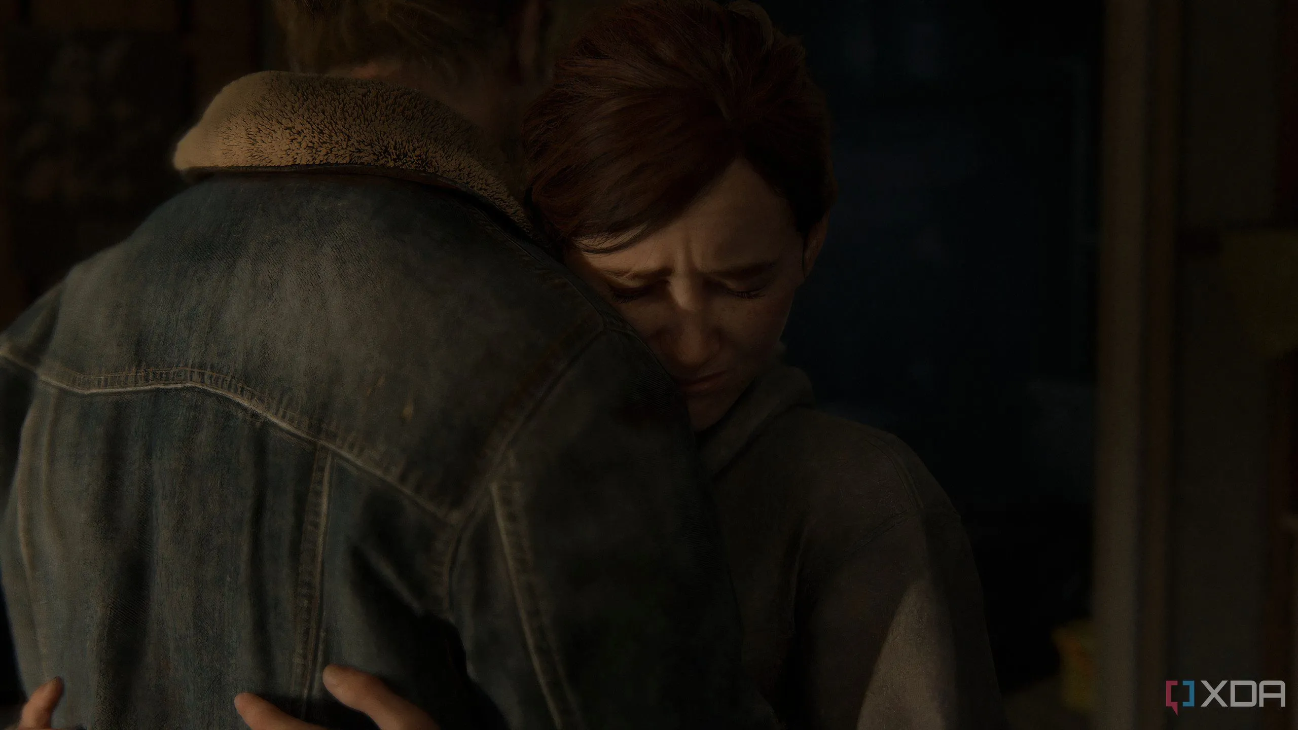 Ellie ôm Tommy trong The Last of Us Part II Remastered trên PC, thể hiện một khoảnh khắc cảm xúc sâu sắc trong cốt truyện game.