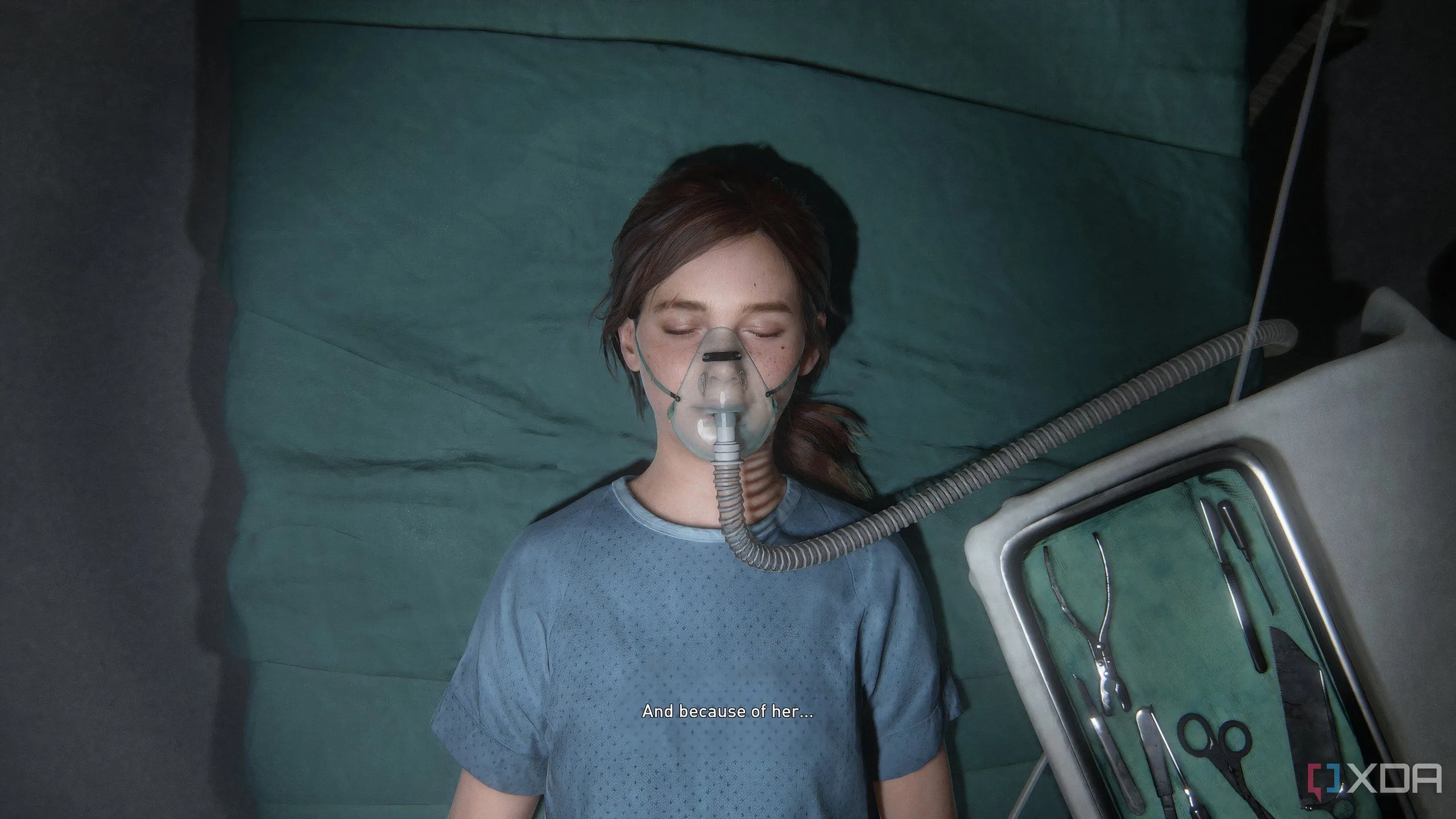 Ellie trẻ tuổi đang bị gây mê trên bàn mổ trong The Last of Us Part II Remastered, tượng trưng cho hy vọng về vắc-xin và sự lựa chọn đầy hệ lụy của Joel.