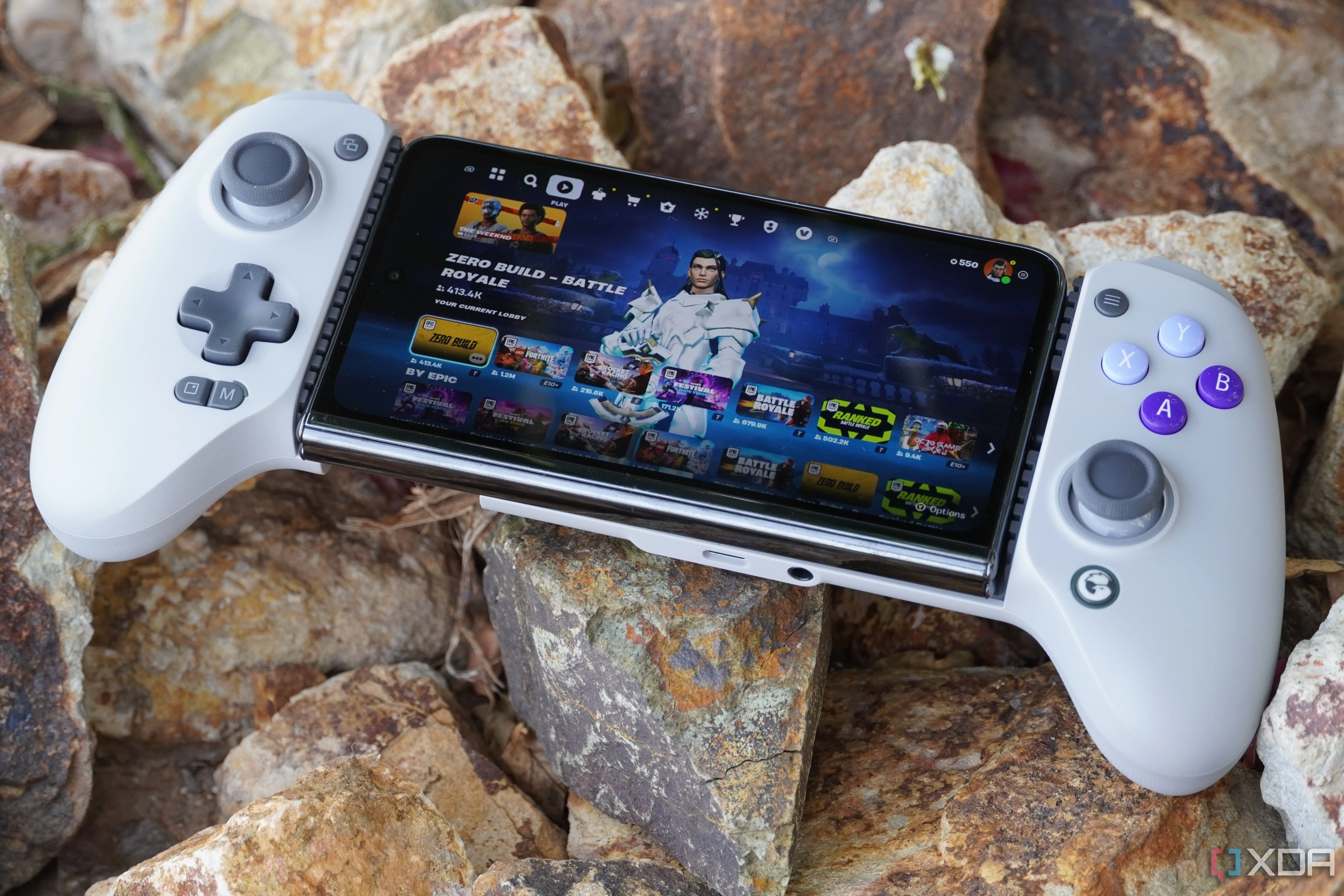 Game Fortnite chạy trên Pixel Fold kết nối với bộ điều khiển Galileo G8, minh họa một tựa game dịch vụ không ngừng cập nhật.