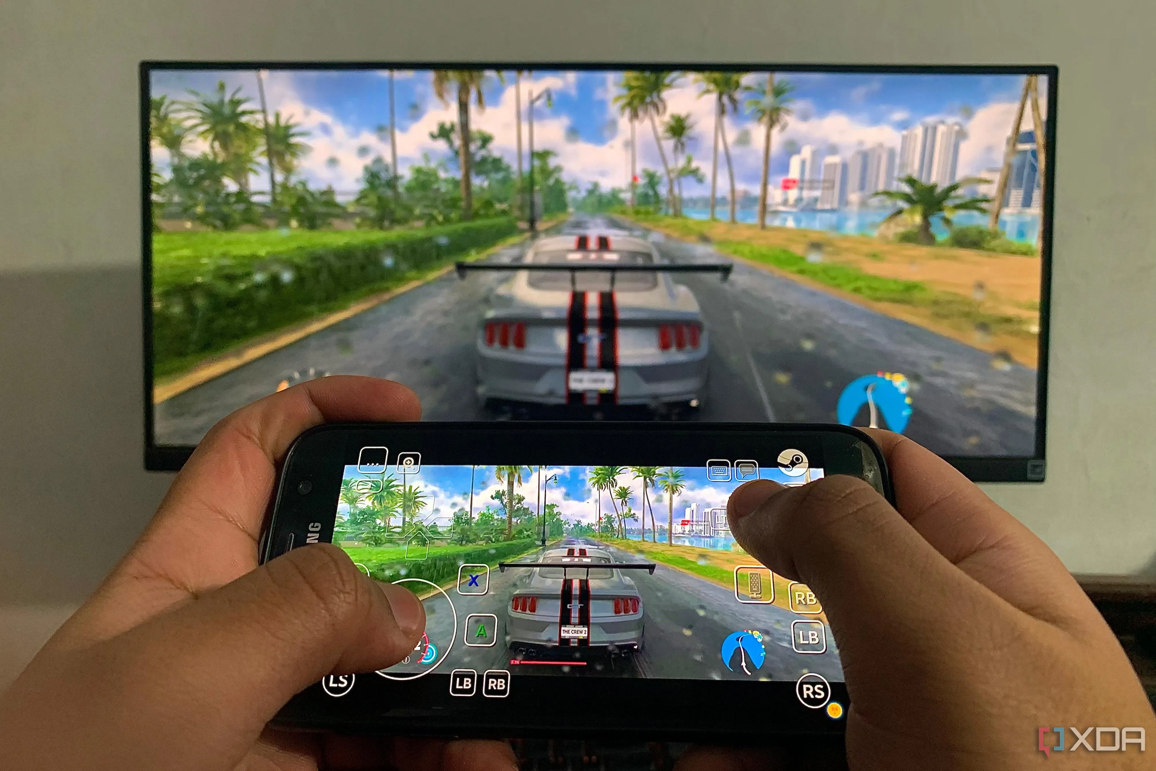 Game thủ chơi tựa game The Crew 2 trên PC và stream trải nghiệm này sang điện thoại thông minh bằng Steam Link