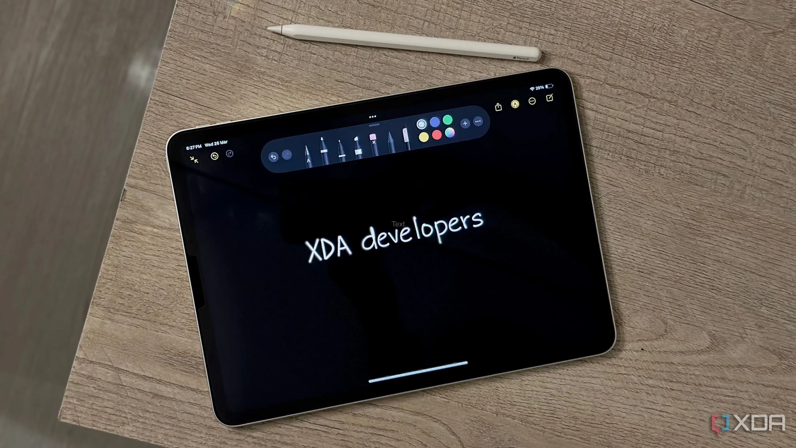Ghi chú trên iPad với bút stylus, thể hiện sự cần thiết của ứng dụng ghi chú hiệu quả cho công việc