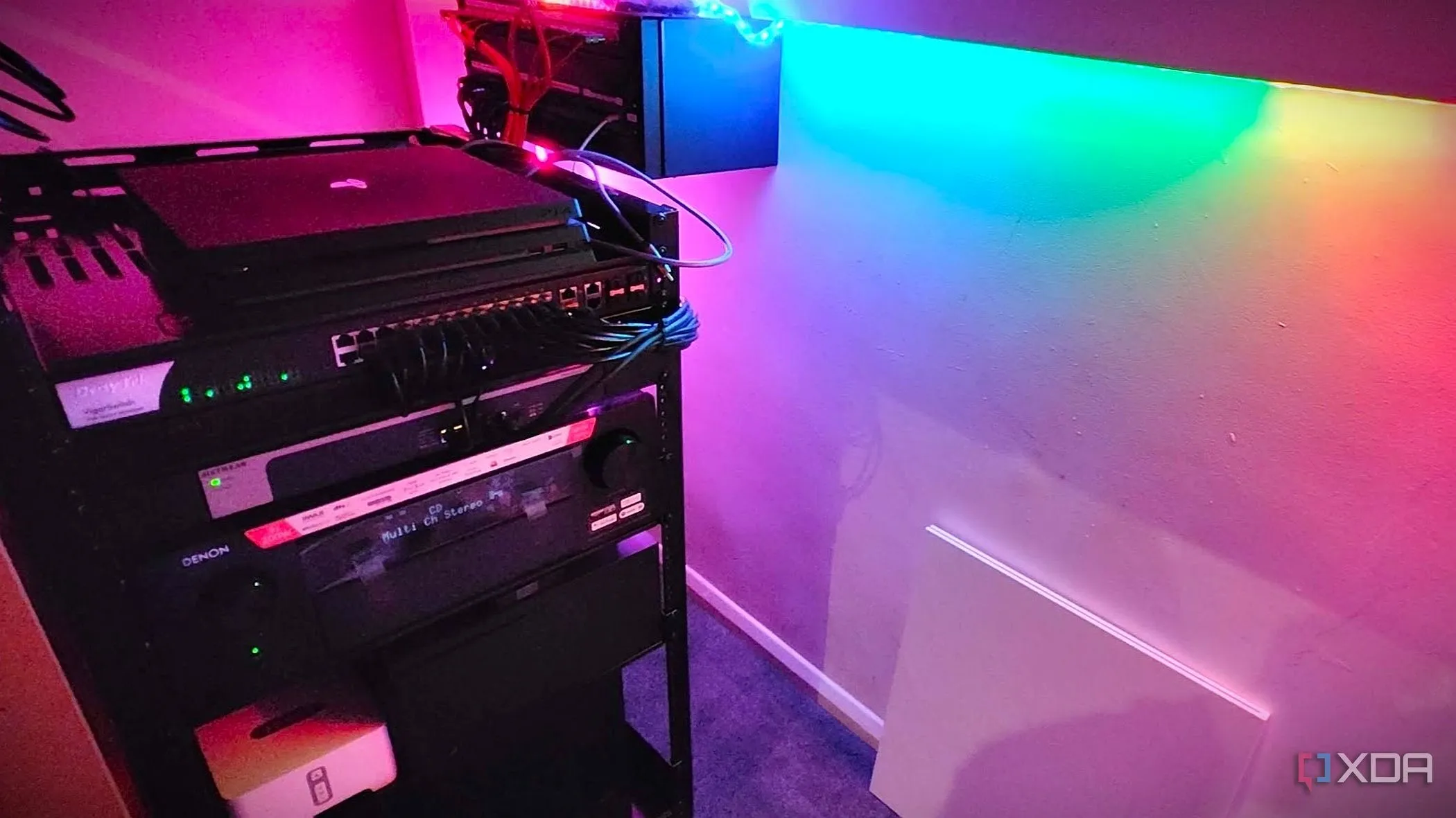 Giá đỡ mạng với thiết bị 10GbE và đèn RGB, thể hiện hệ thống NAS và switch tốc độ cao