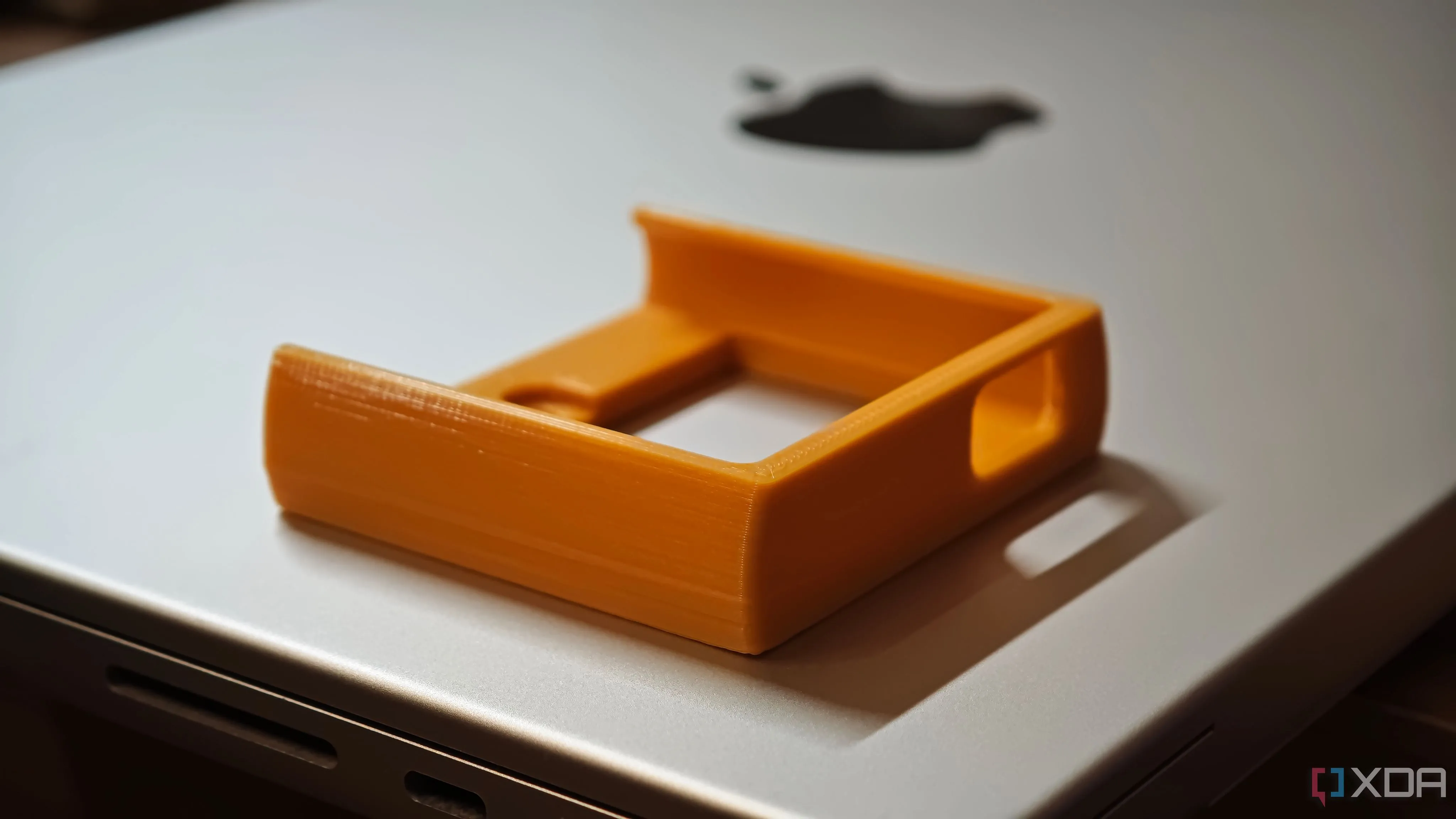 Giá đỡ SSD ngoài được in 3D gắn trên laptop
