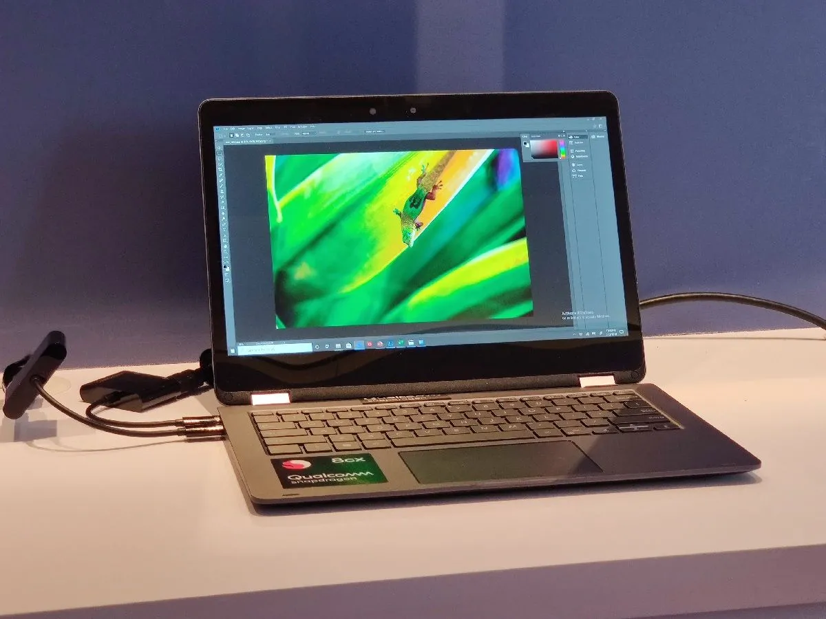 Giao diện Adobe Photoshop trên laptop chạy Windows 10 ARM, minh họa công việc chỉnh sửa ảnh chuyên nghiệp