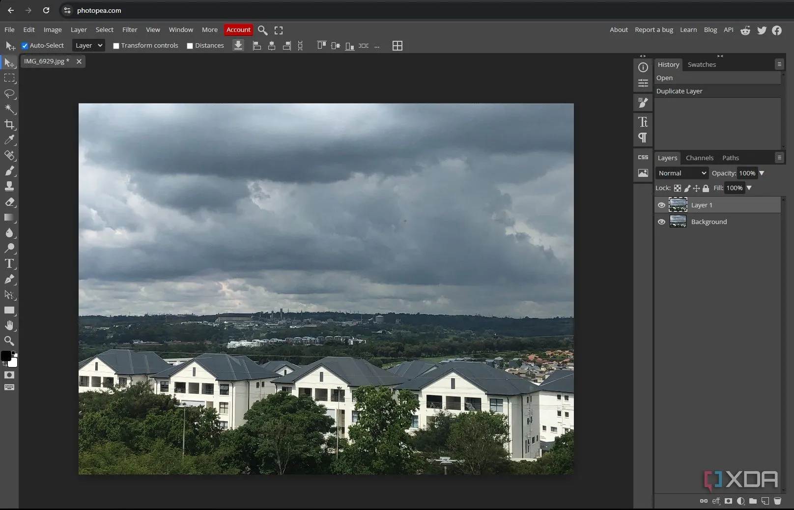 Giao diện chỉnh sửa ảnh Photopea trên trình duyệt với hình ảnh đô thị được tải lên