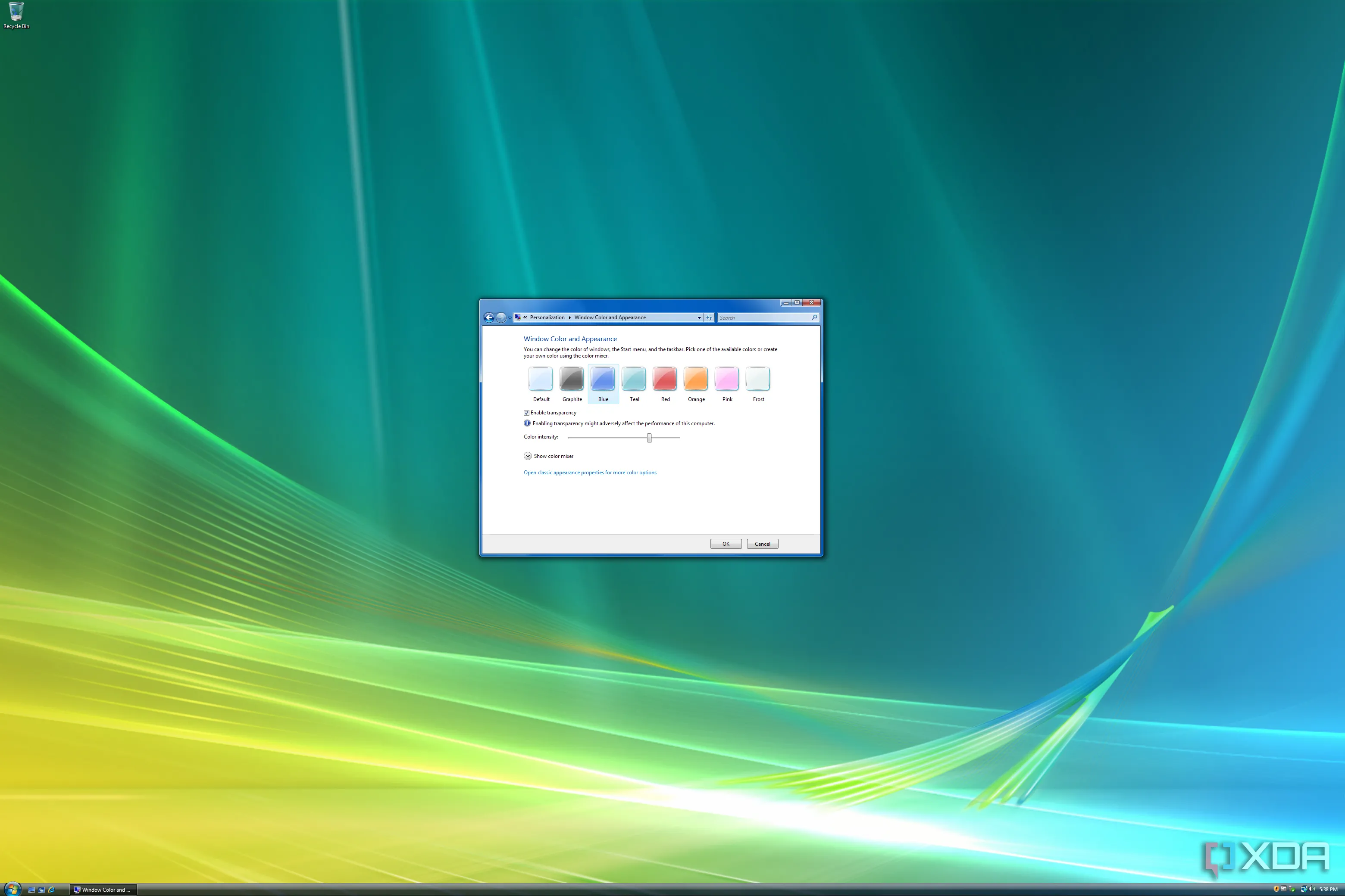 Giao diện Control Panel của Windows Vista với chủ đề màu xanh dương, minh họa khả năng tùy chỉnh màu sắc của Aero Glass.