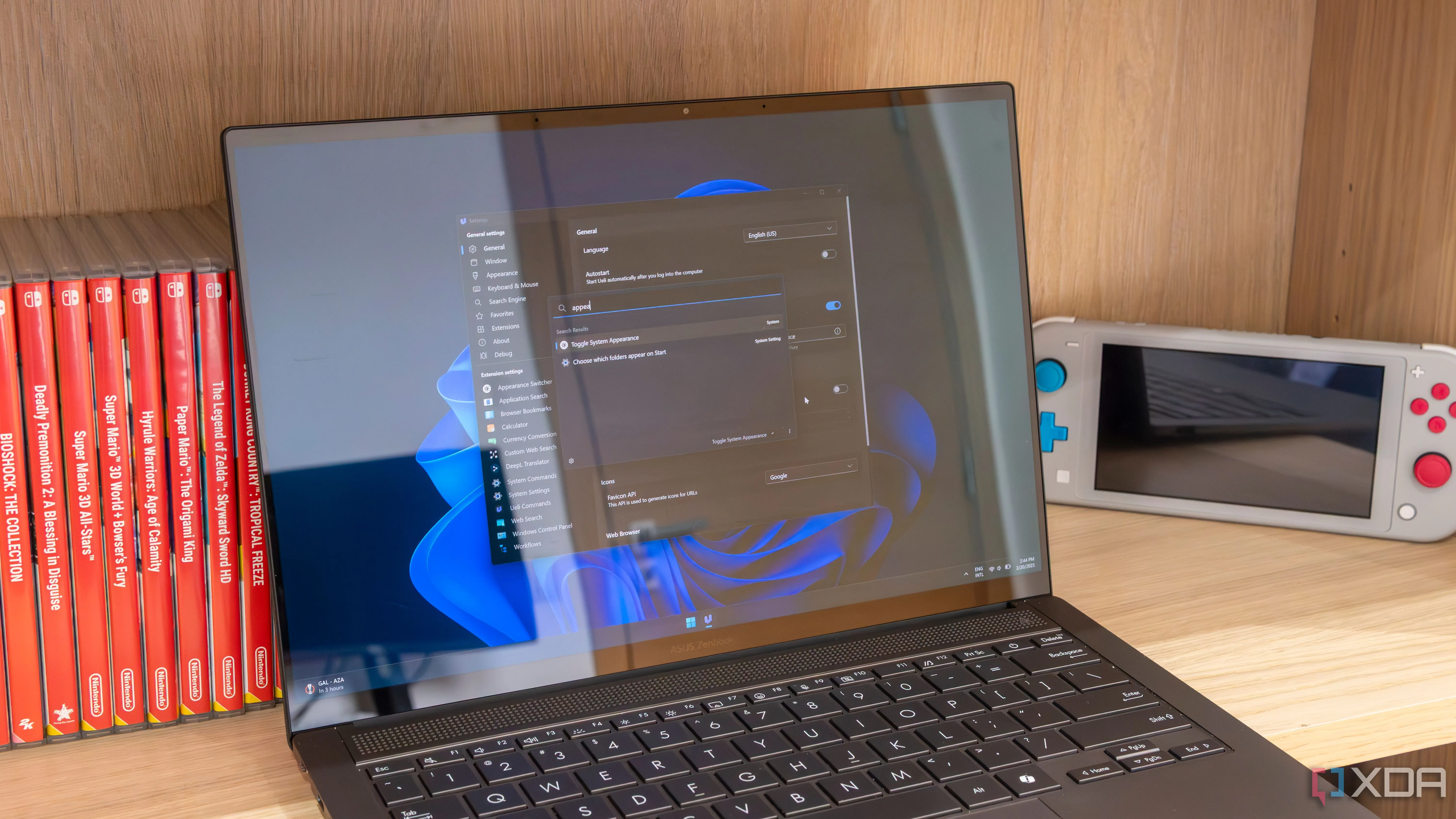Giao diện cửa sổ cài đặt và thanh tìm kiếm của Ueli trên laptop Windows 11