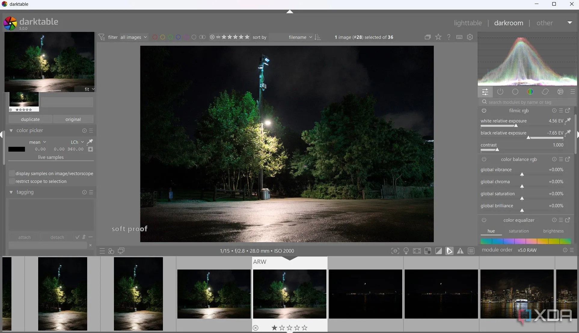 Giao diện Darkroom của Darktable hiển thị các công cụ chỉnh sửa ảnh RAW chuyên nghiệp