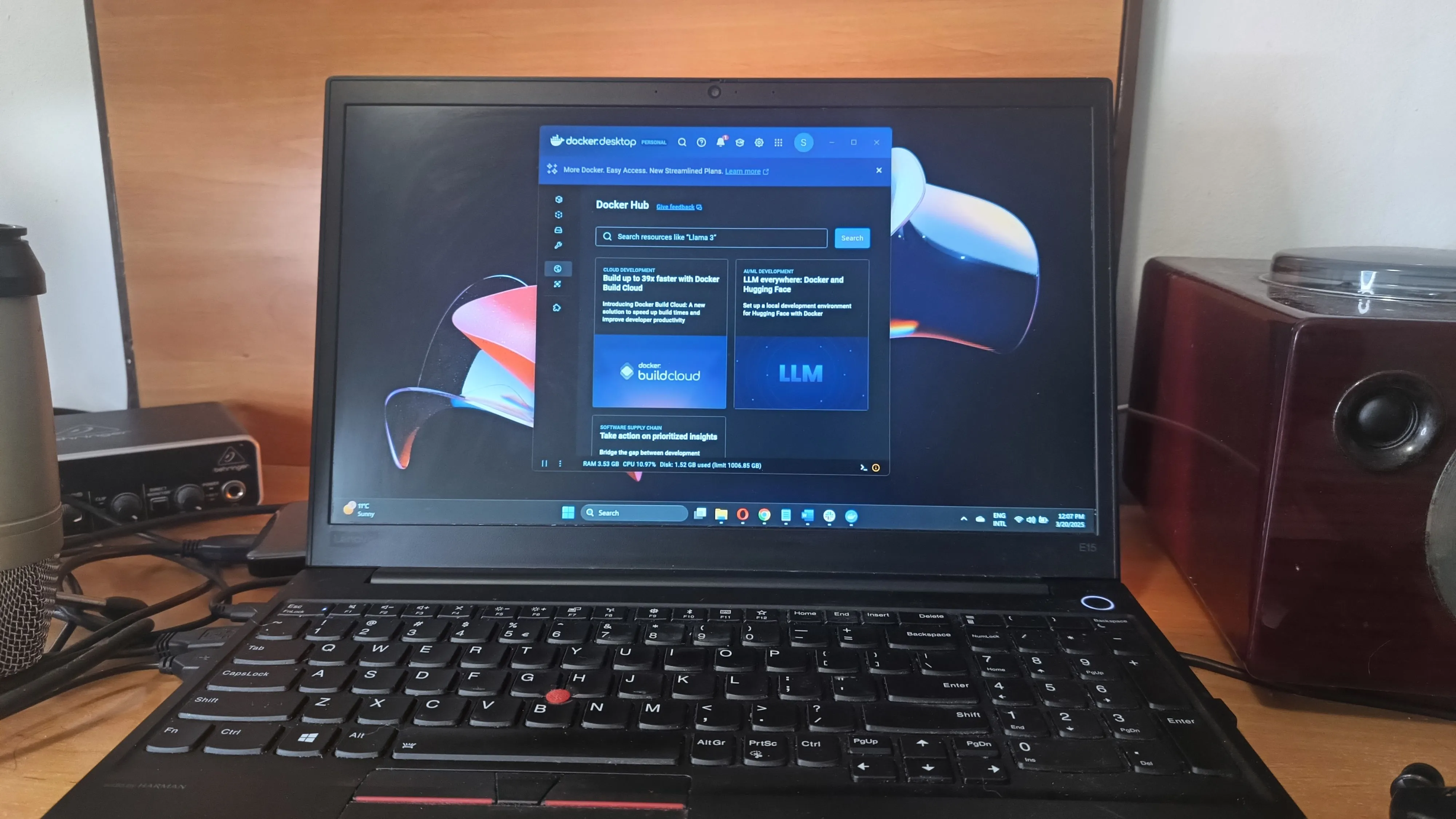 Giao diện Docker đang hoạt động trên máy tính xách tay Windows 11, thể hiện khả năng quản lý container mạnh mẽ của Docker trên NAS.