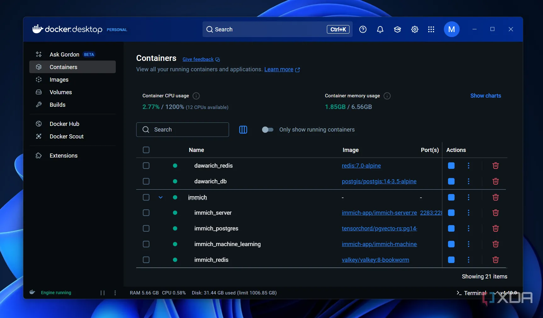 Giao diện Docker Desktop đang chạy trên Windows 11 với nhiều container ứng dụng khác nhau