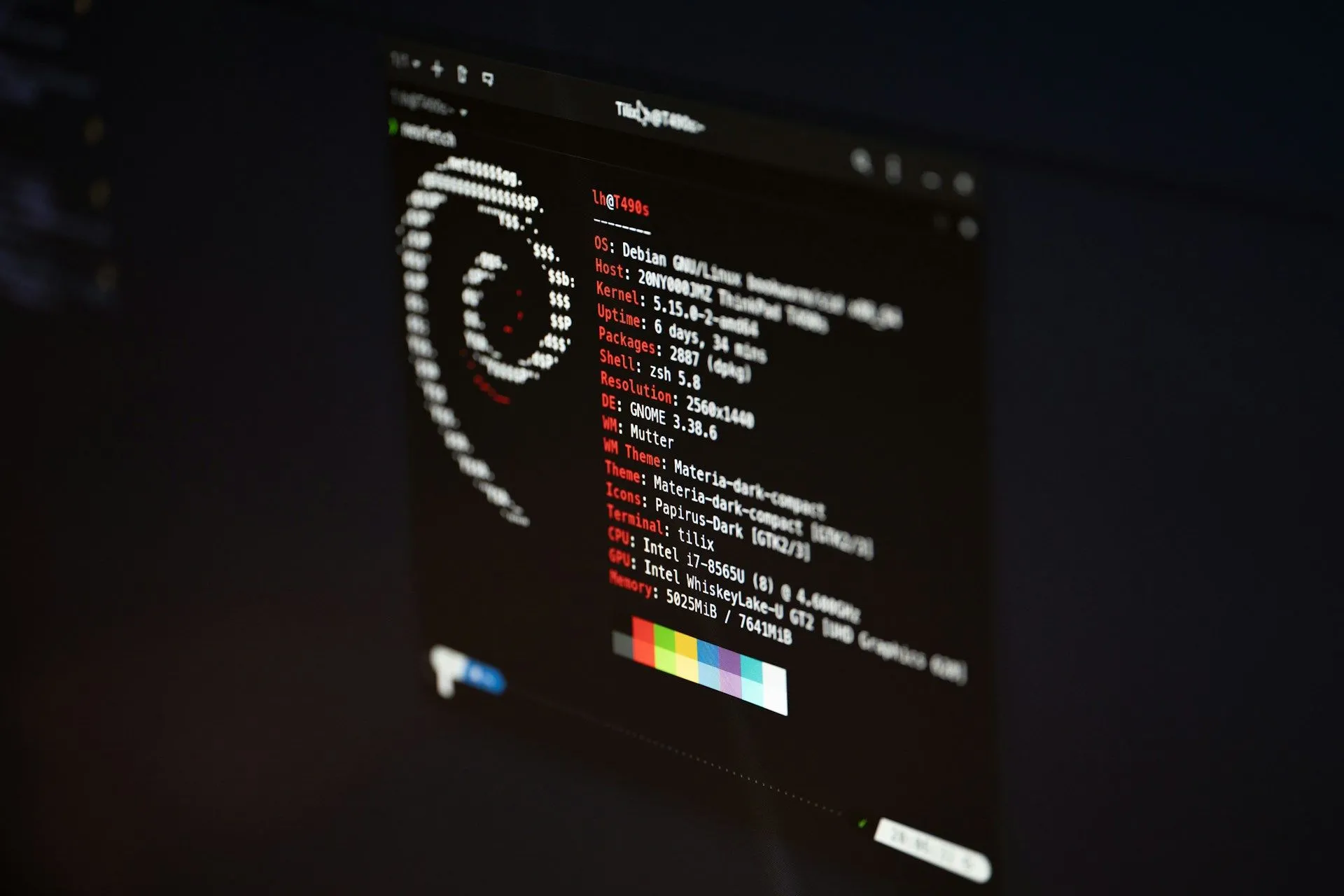 Giao diện dòng lệnh (terminal) của hệ điều hành Debian Linux, minh họa tính linh hoạt và mạnh mẽ của Linux