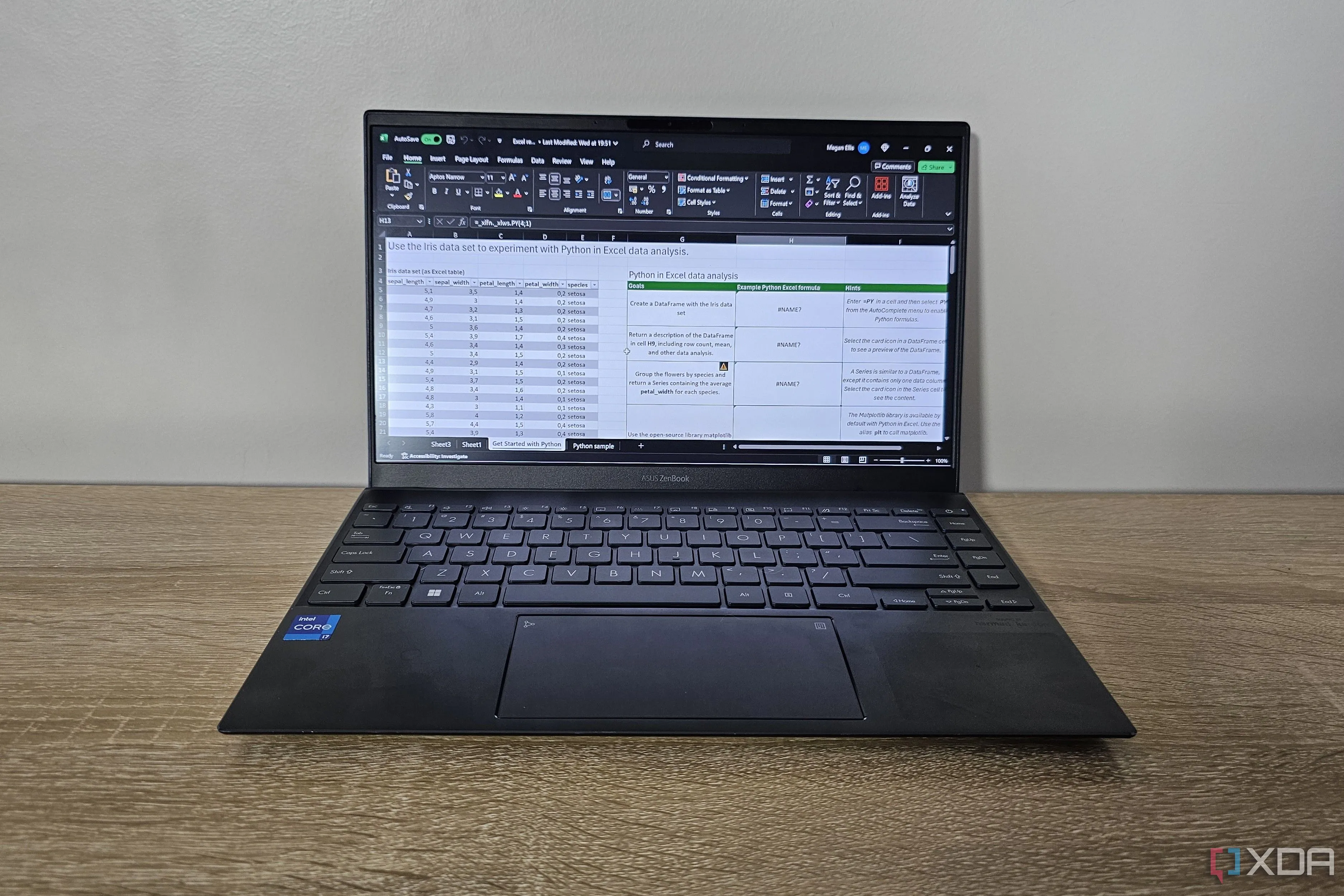 Giao diện Excel hiển thị bảng tính và code Python được tích hợp qua PyXLL-Jupyter