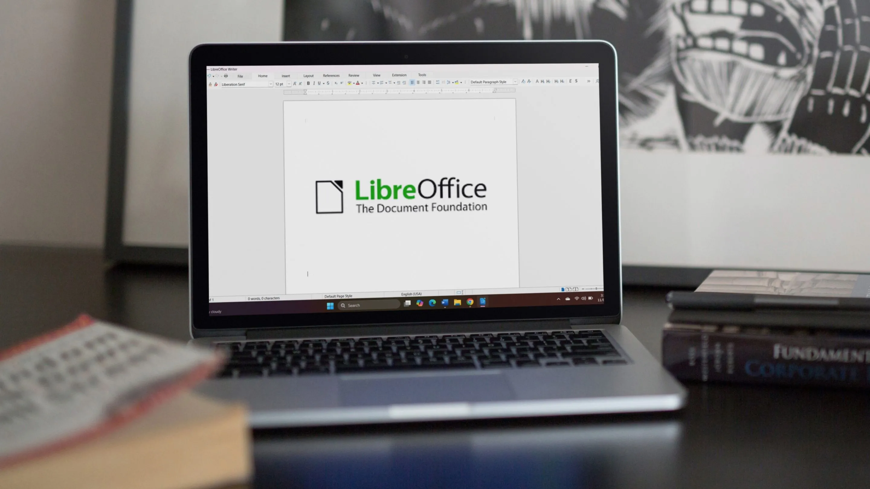 Giao diện LibreOffice Writer trên màn hình laptop, minh họa phần mềm văn phòng mã nguồn mở