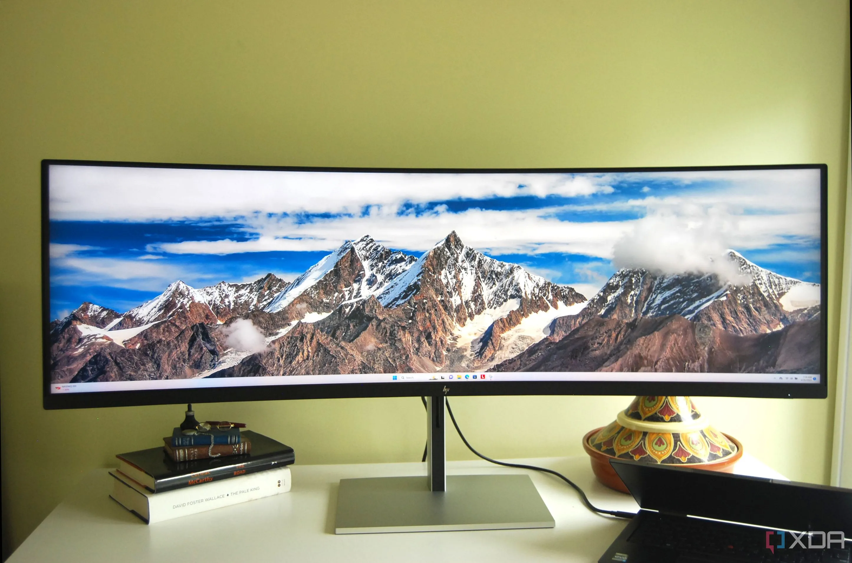 Giao diện người dùng macOS trên máy Mac kết nối màn hình ultrawide, minh họa cách bố trí cửa sổ và biểu tượng ứng dụng.