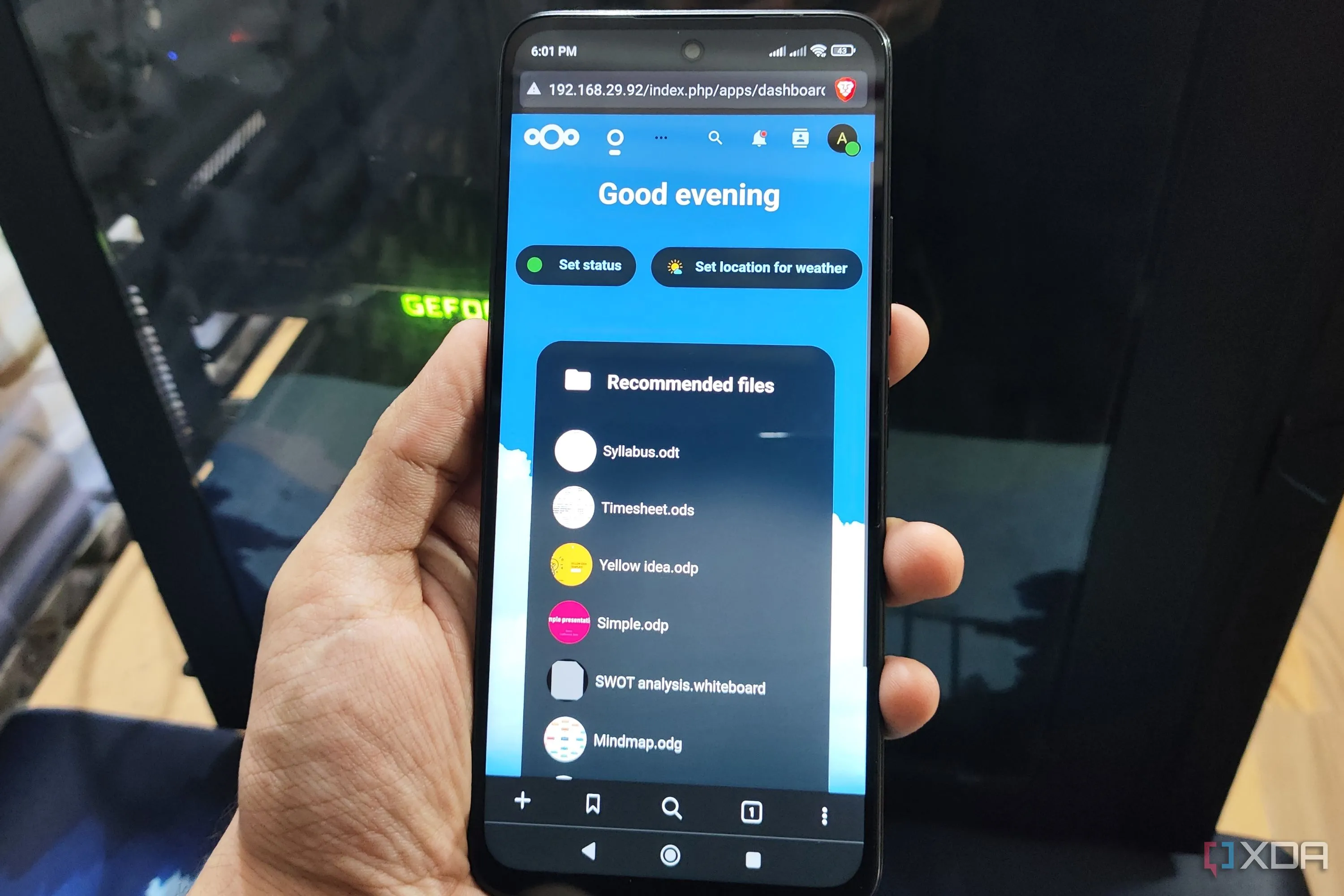 Giao diện người dùng Nextcloud hiển thị trên Poco M6 Pro với máy tính phía sau