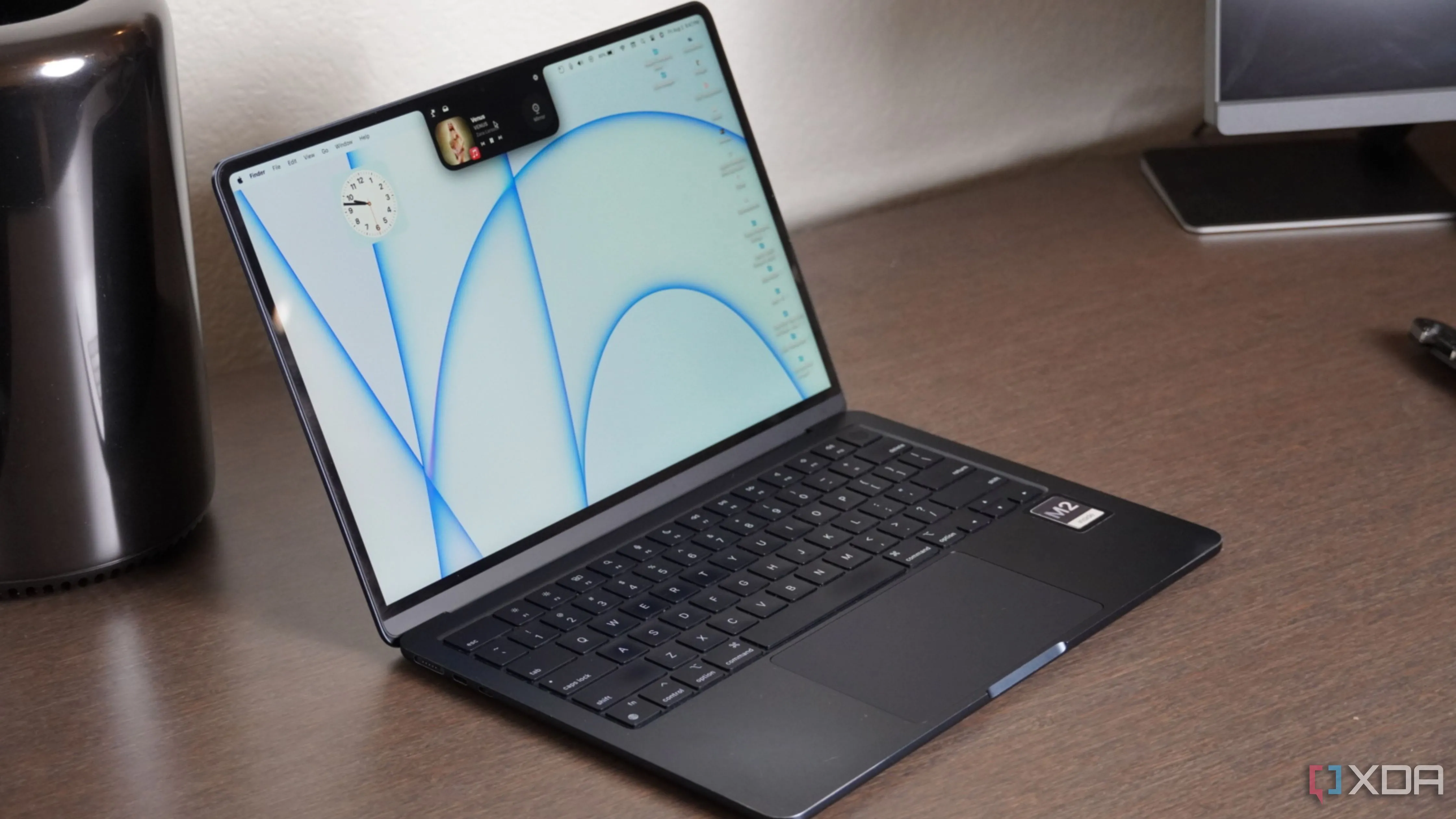 Giao diện NotchNook trên MacBook Air, biểu tượng cho việc bảo mật dữ liệu và thiết bị macOS
