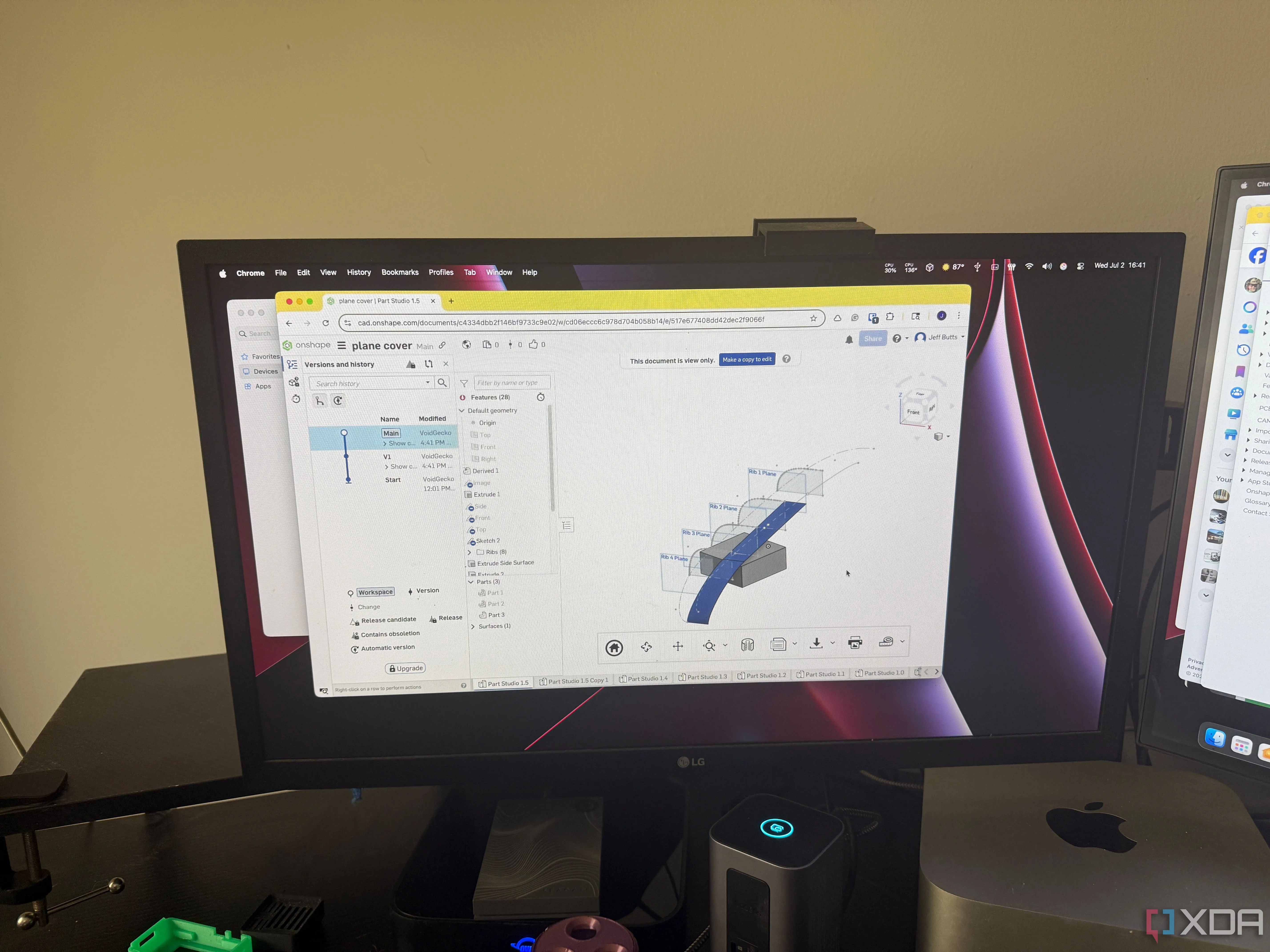 Giao diện Onshape chạy trên trình duyệt hiển thị mô hình thiết kế 3D đang được chỉnh sửa, minh họa khả năng làm việc từ xa