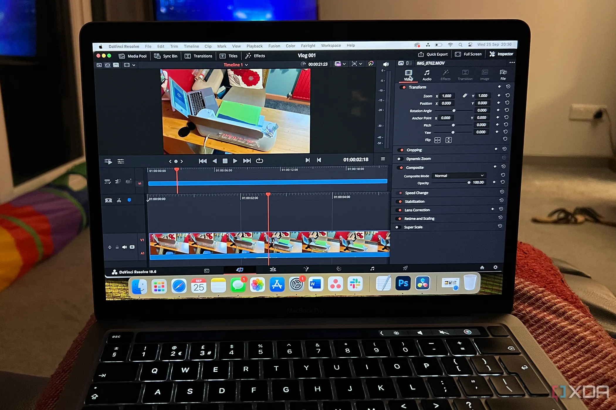 Giao diện phần mềm chỉnh sửa video DaVinci Resolve trên MacBook, minh họa các hiệu ứng âm thanh và video tích hợp.