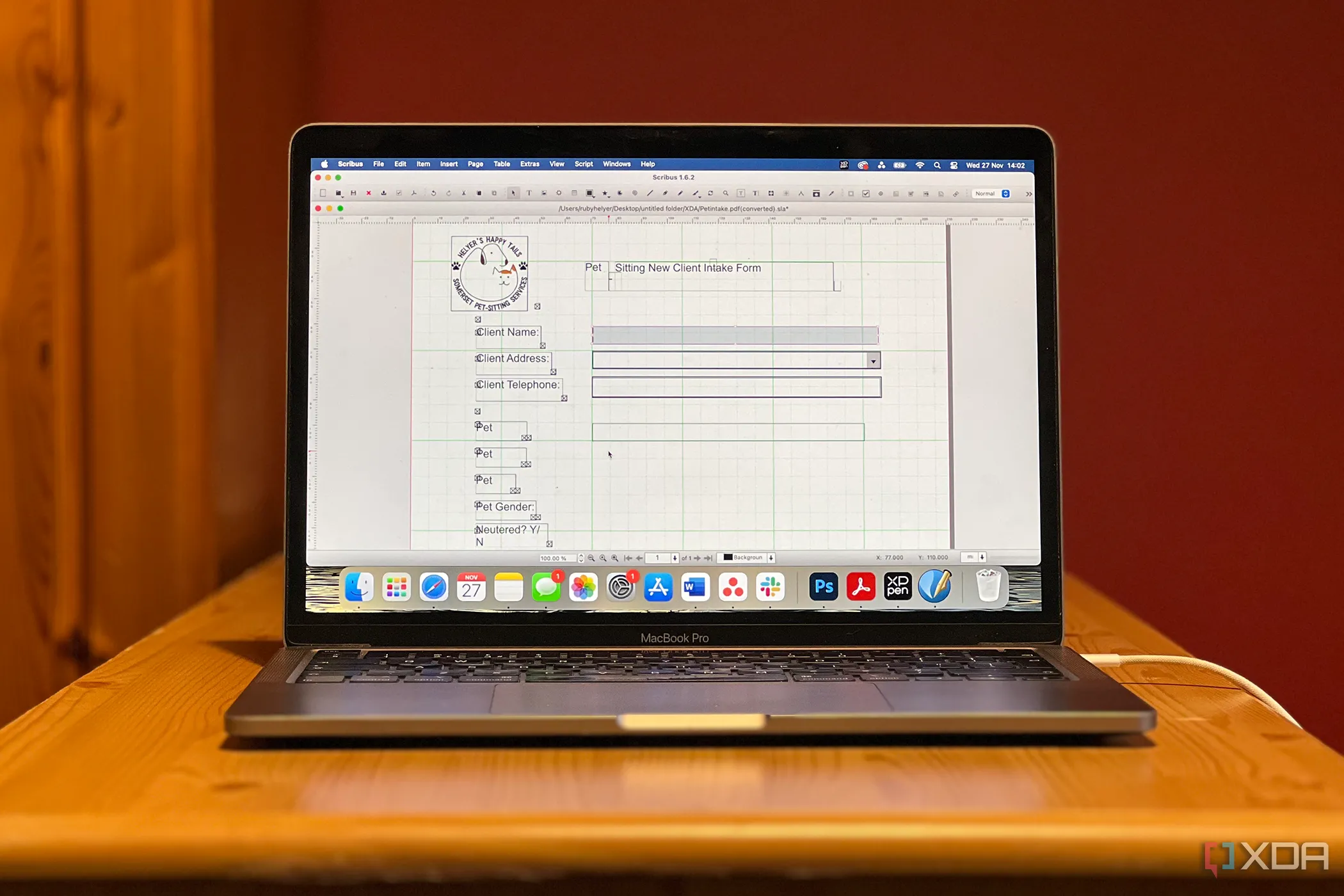 Giao diện phần mềm Scribus hoạt động trên máy tính MacBook, minh họa khả năng xuất bản đa nền tảng.