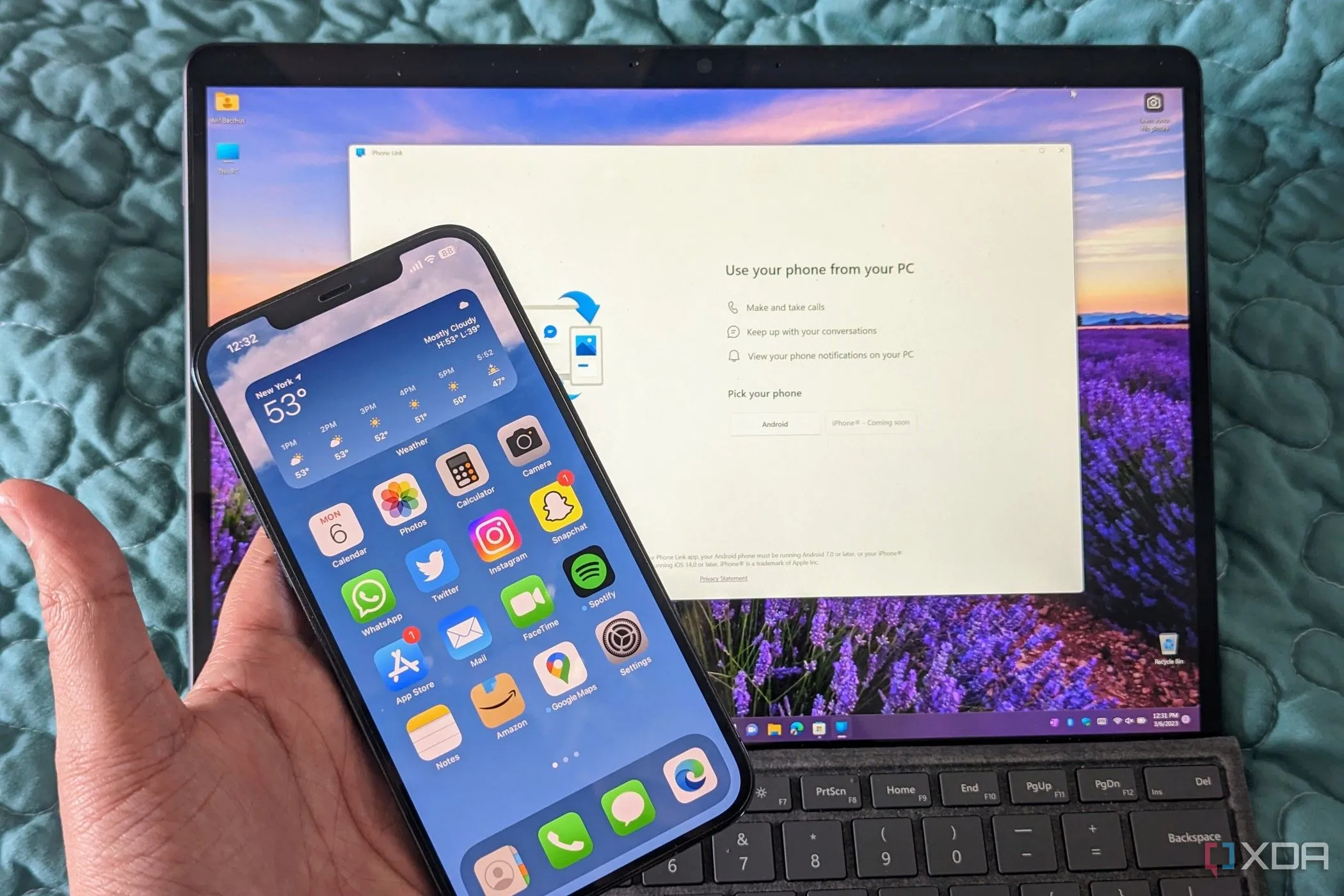 Giao diện Phone Link trên Windows 11 hiển thị kết nối với iPhone và các tính năng như tin nhắn, cuộc gọi