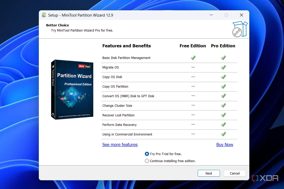 Giao diện so sánh tính năng MiniTool Partition Wizard phiên bản miễn phí và Pro, làm nổi bật khả năng clone ổ cứng