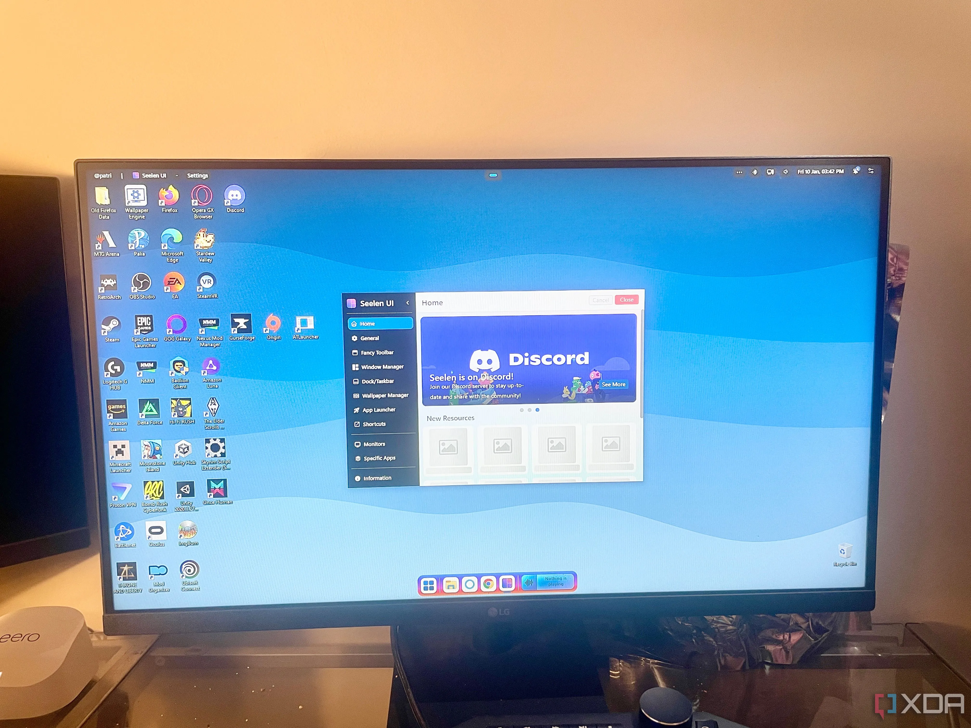 Giao diện tối giản Seelen UI đang chạy trên màn hình desktop Windows