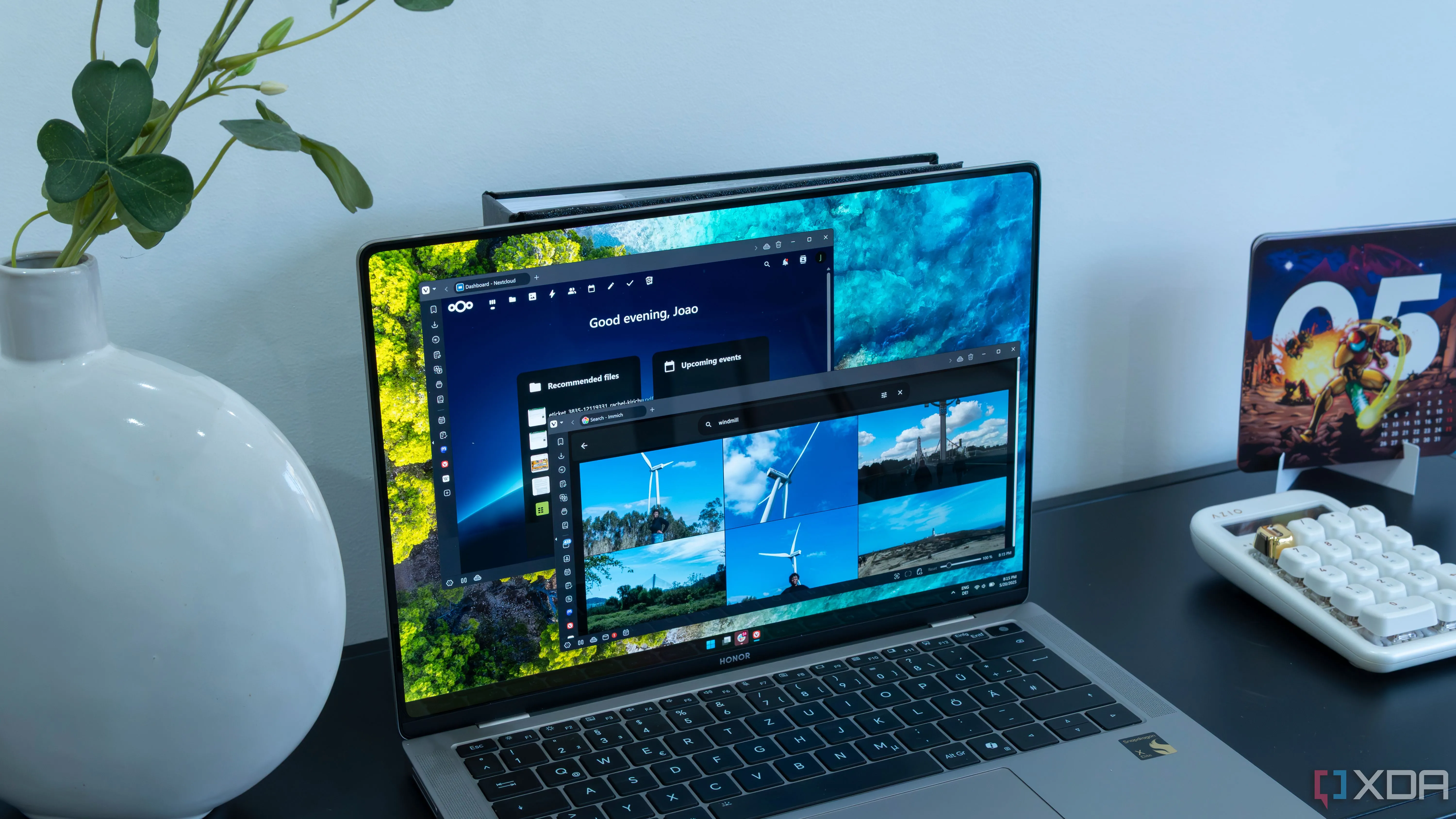 Giao diện trình duyệt hiển thị các dịch vụ tự host Immich và Nextcloud trên máy tính xách tay