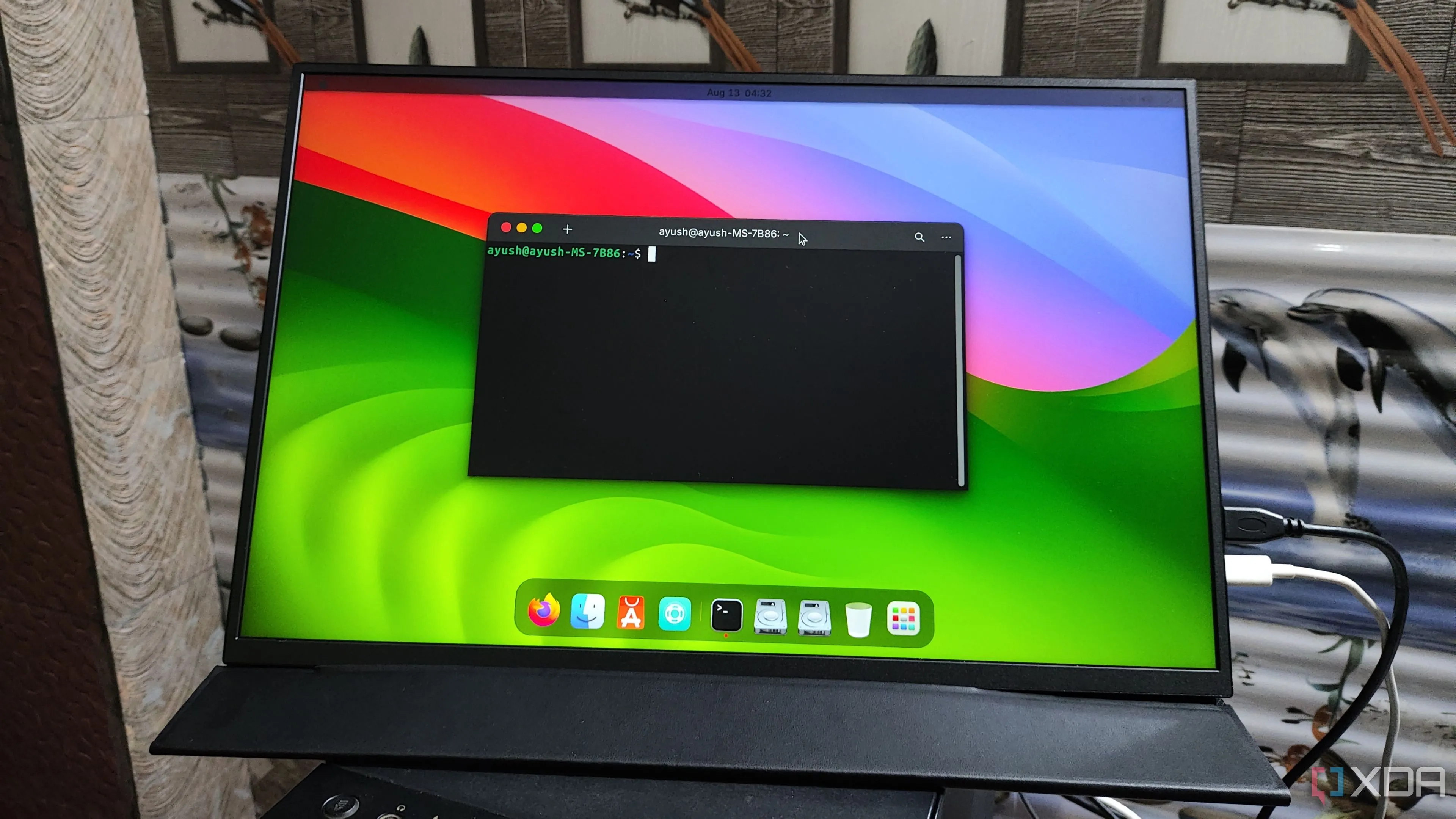 Giao diện Ubuntu 24.04 được tùy chỉnh trông giống macOS Sonoma, thể hiện sự quen thuộc của môi trường Unix-like cho nhà phát triển.