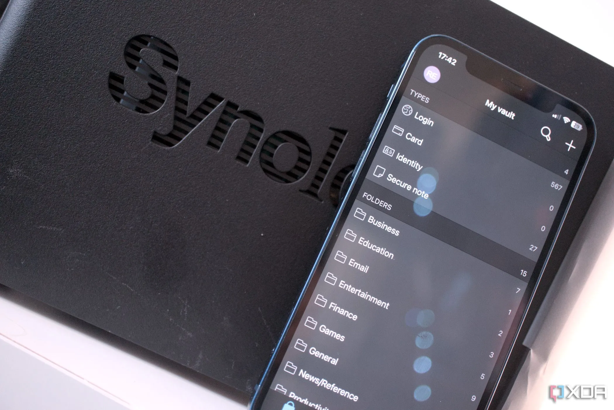 Giao diện ứng dụng Bitwarden đang chạy trên Synology NAS, minh họa khả năng tự host các dịch vụ.