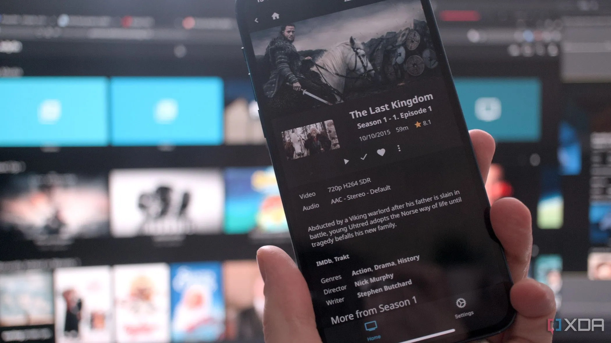 Giao diện ứng dụng di động Jellyfin trên iOS và giao diện web, thể hiện trải nghiệm xem YouTube mượt mà trên nhiều thiết bị