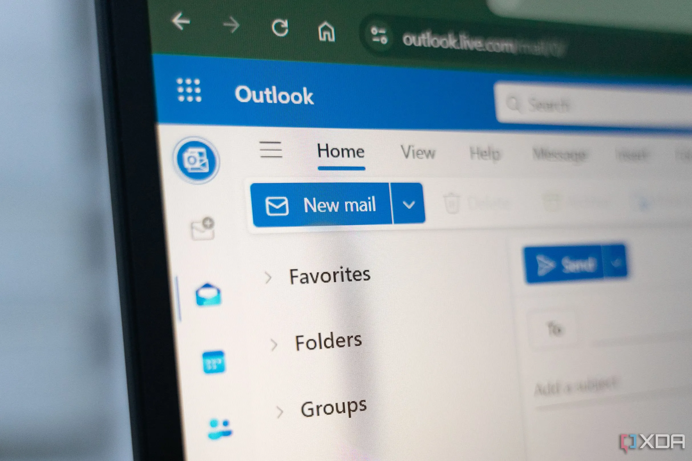 Giao diện ứng dụng Outlook của Microsoft, hiển thị hộp thư đến và nút gửi thư.