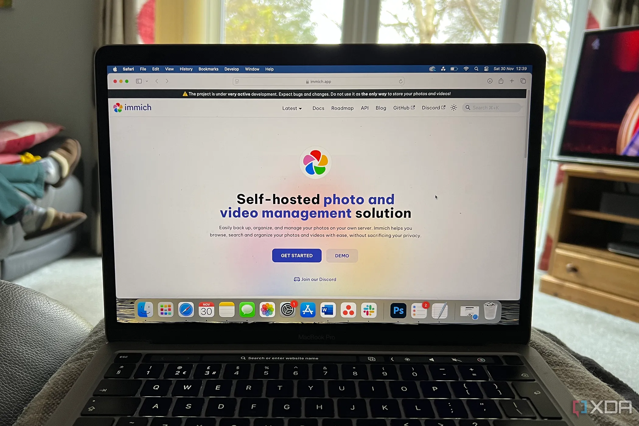 Giao diện web của Immich hiển thị trên laptop MacBook