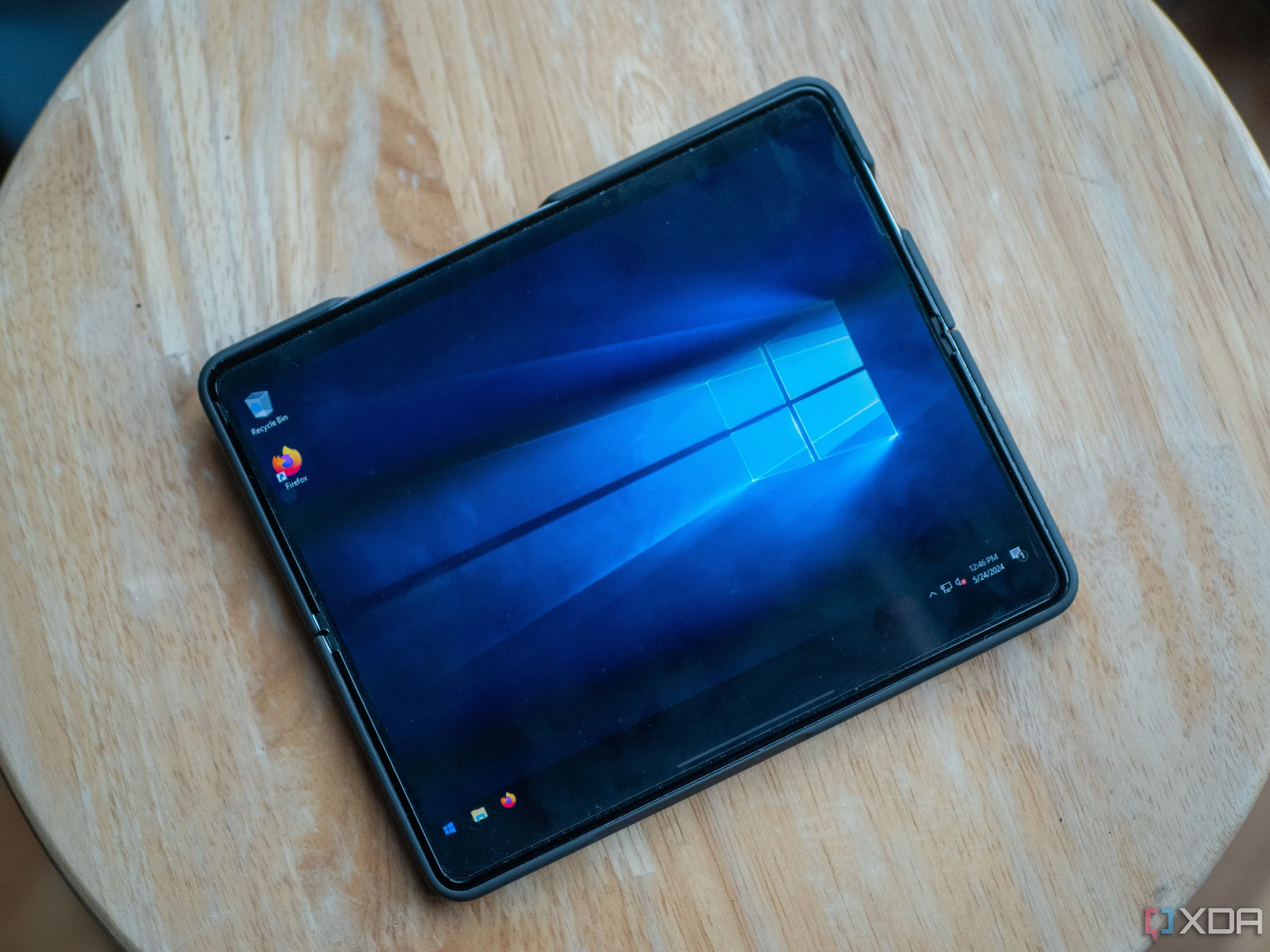 Giao diện Windows 10 trên màn hình Samsung Galaxy Z Fold 5, minh họa khả năng linh hoạt của hệ điều hành
