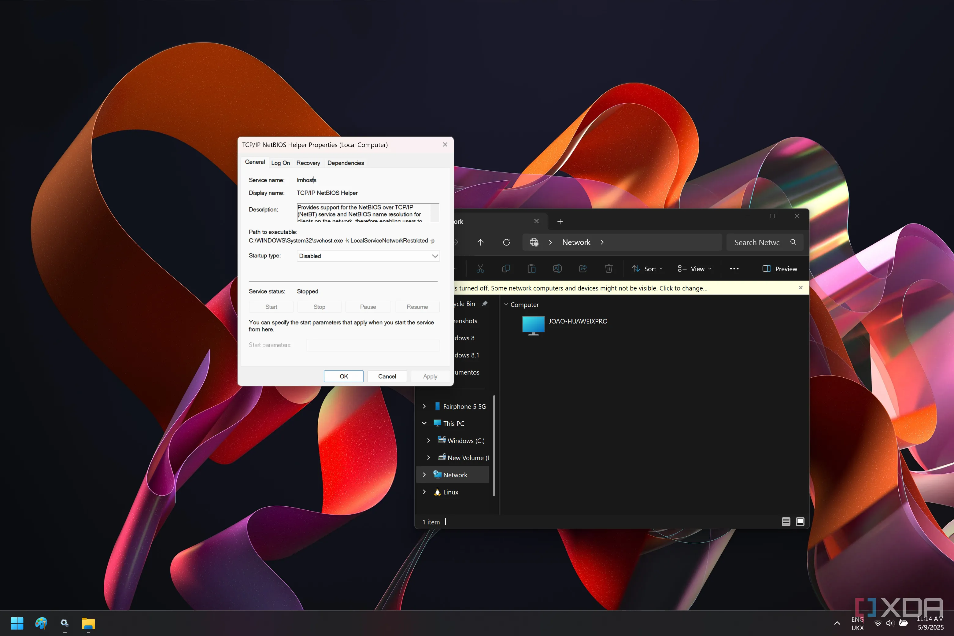 Giao diện Windows 11 hiển thị dịch vụ TCP/IP NetBIOS Helper đã tắt và mục &quot;Mạng&quot; trong File Explorer.